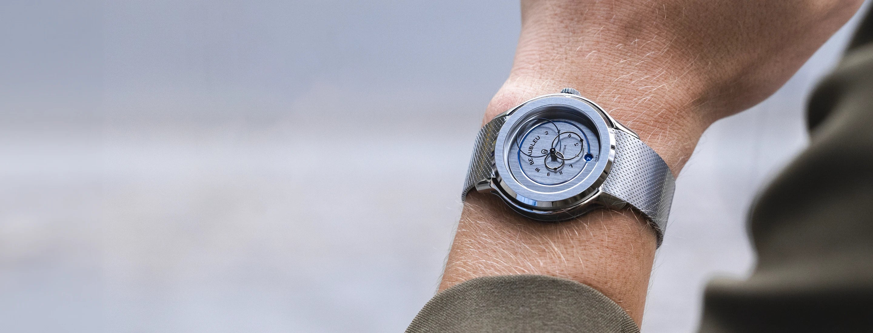 Montre avec bracelet en acier sur un poignet d'homme