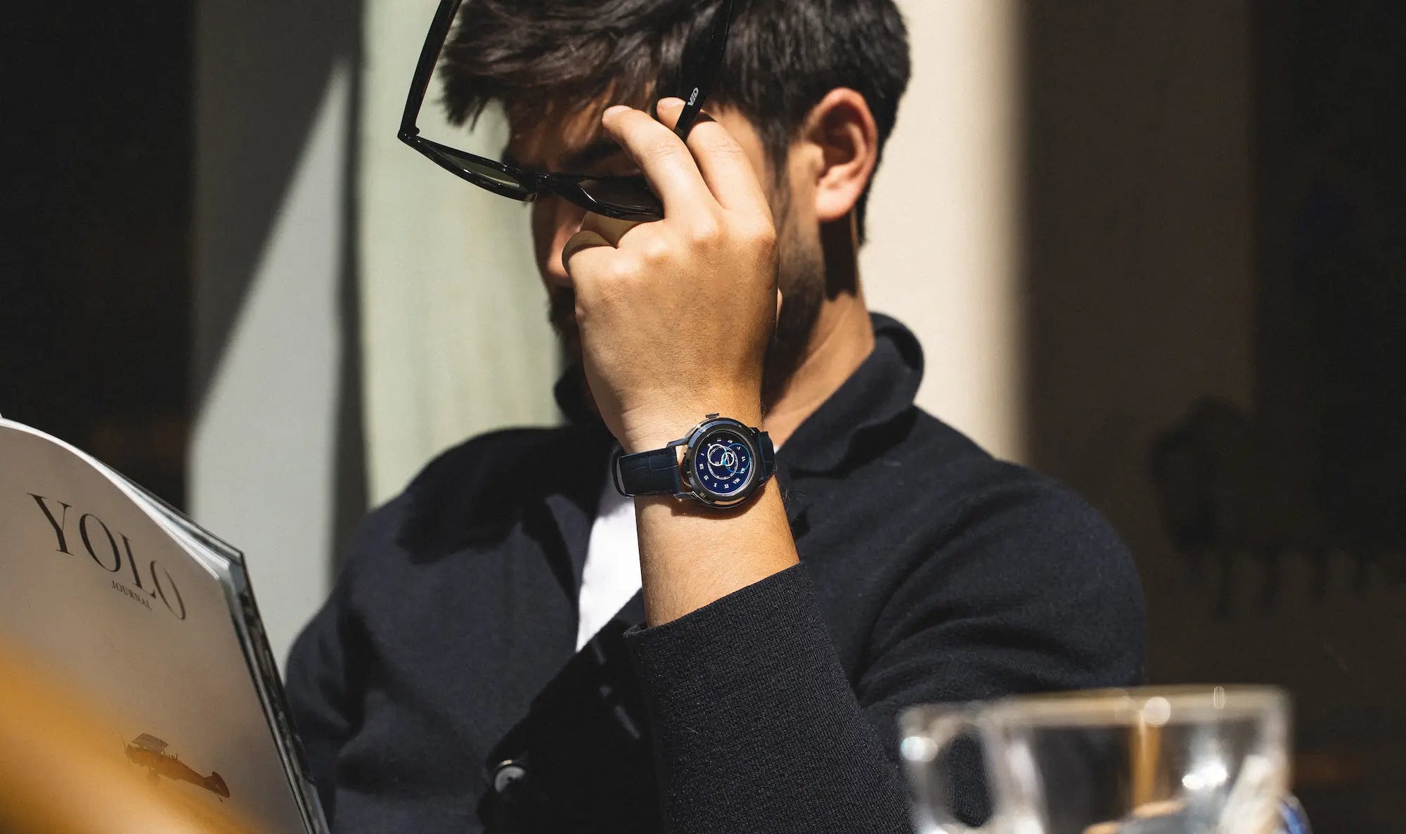 homme qui lit un journal au café