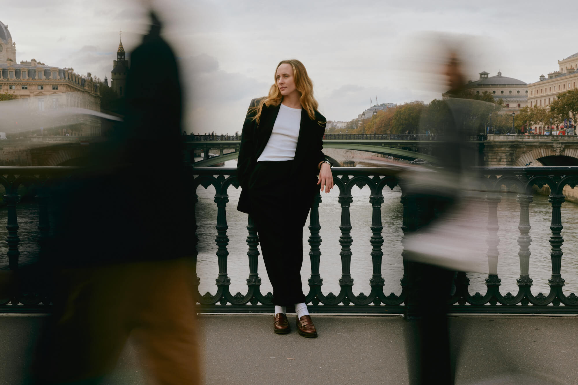 Femme sur un pont parisien portant un costume