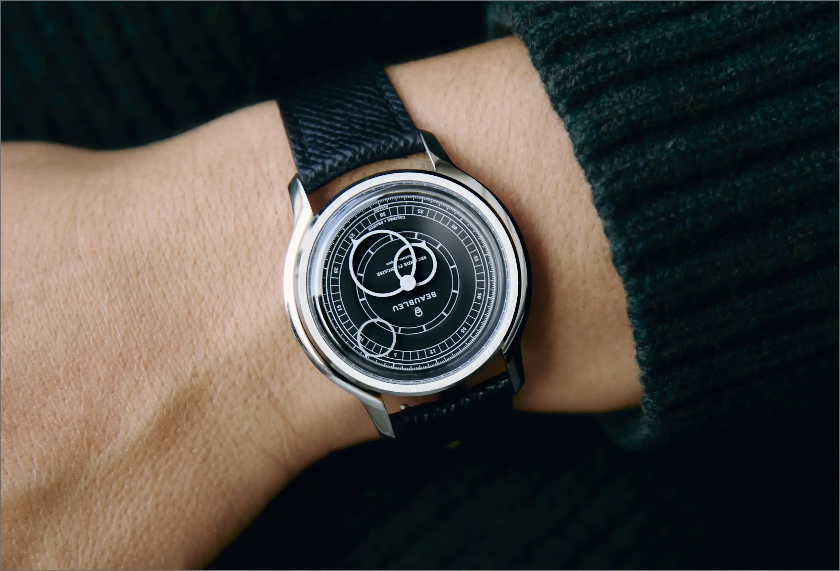 Montre Seconde Française Gris au poignet d'un homme