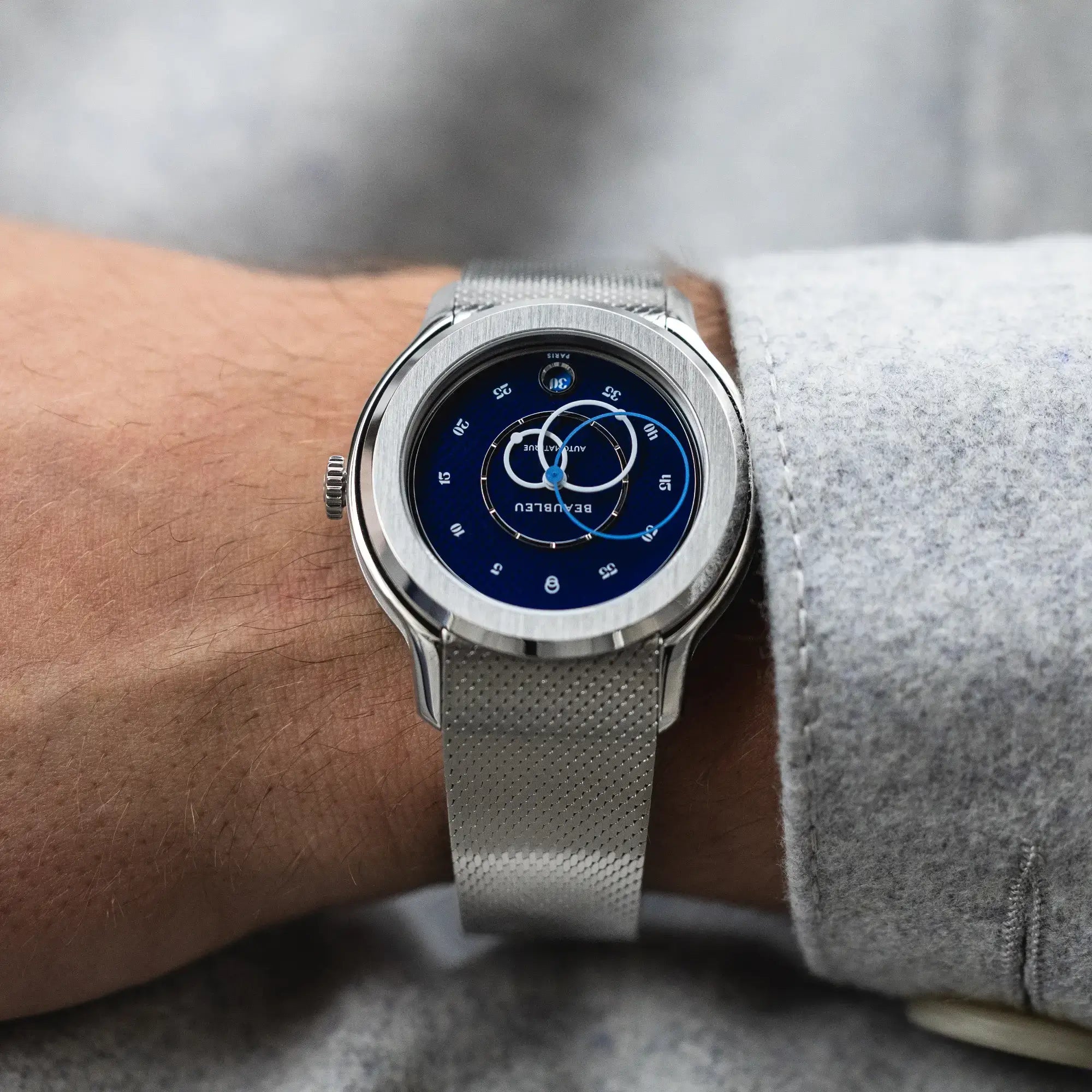Montre automatique Beaubleu Ecce Smalt avec bracelet acier au poignet d'un homme