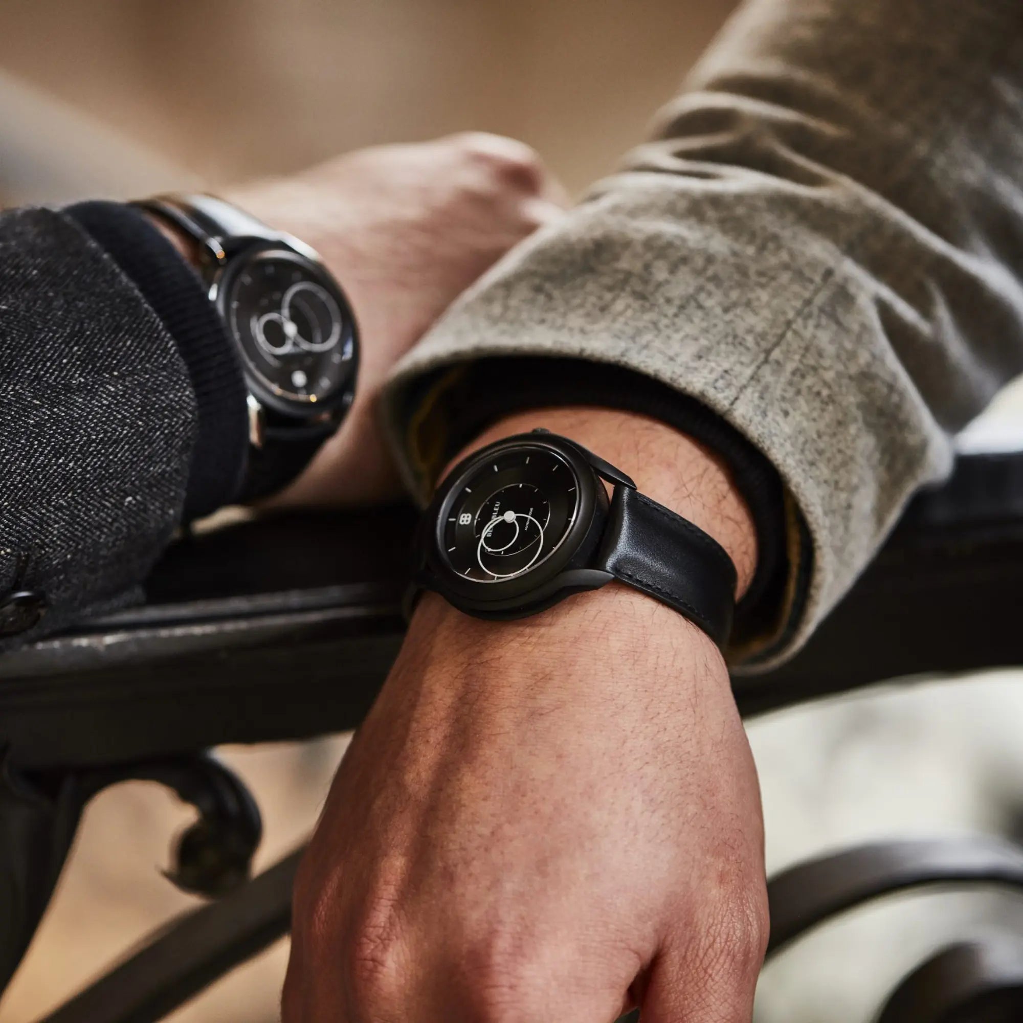 deux poignets avec chacun une montre beaubleu B01