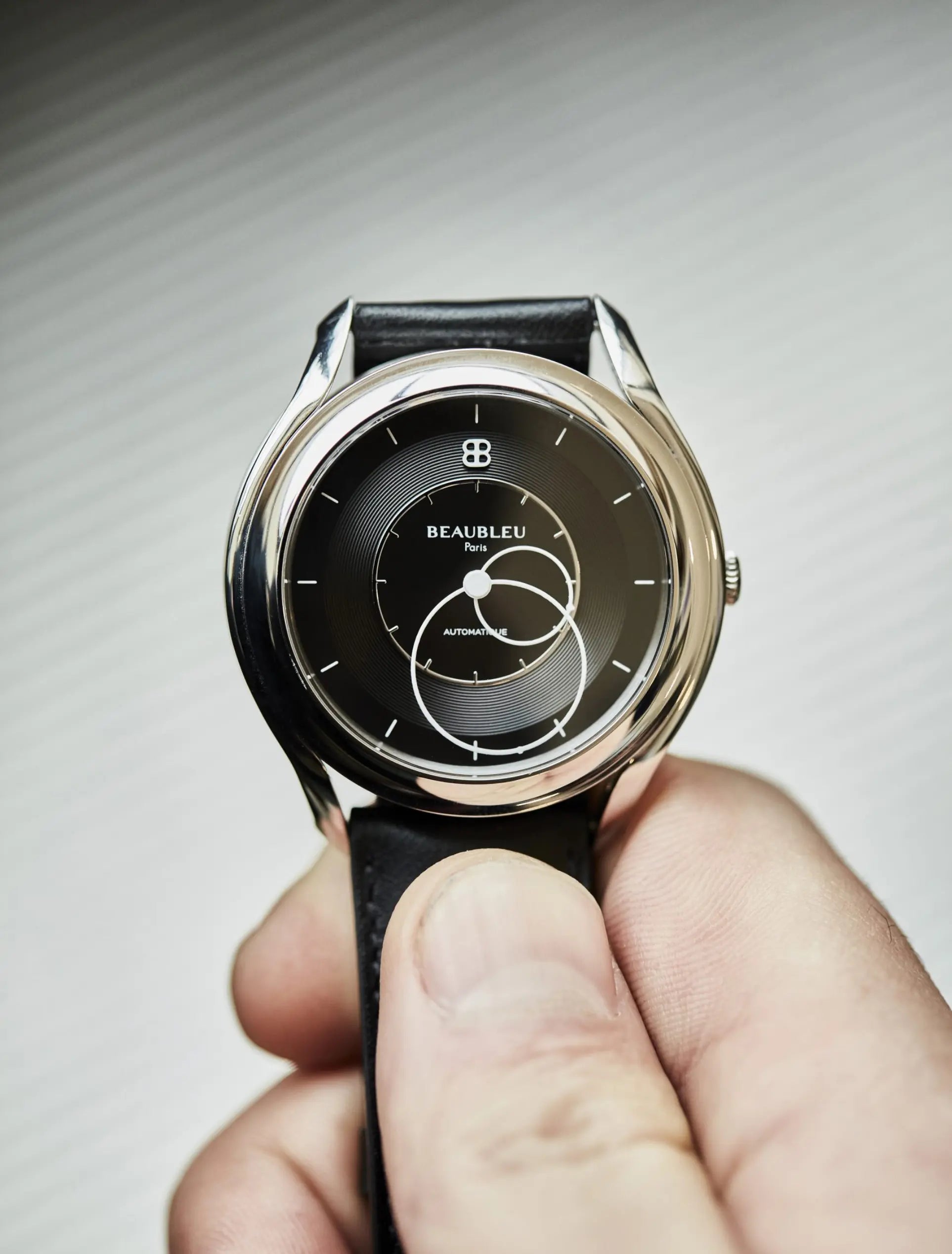 Montre beaubleu lumineux dans une main