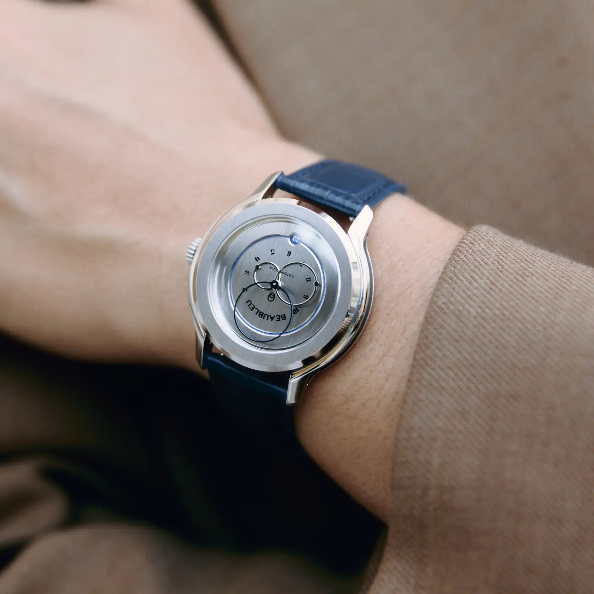 Montre automatique Beaubleu Ecce Vesperal sur un poignet féminin