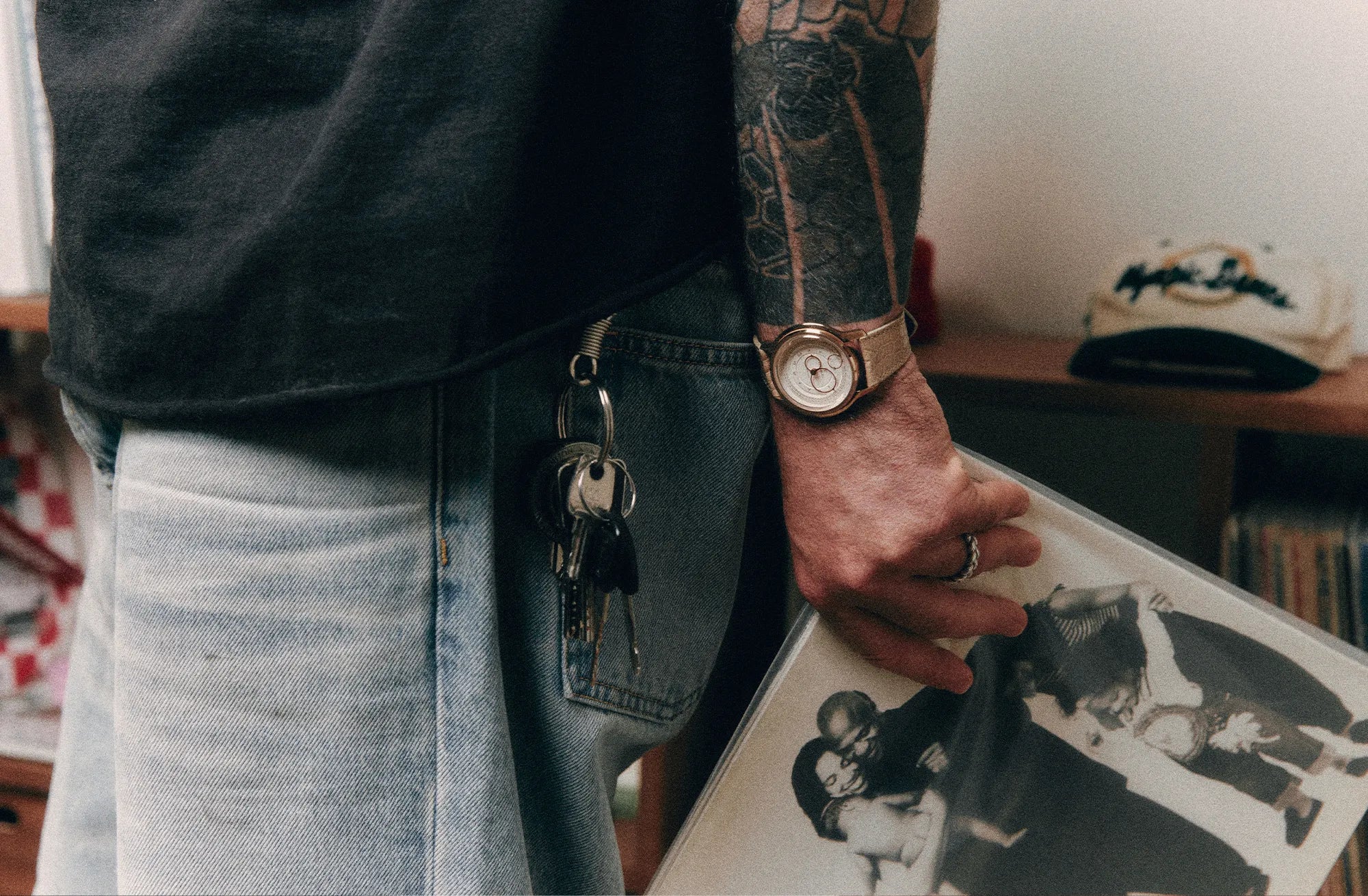 Montre Beaubleu avec bracelet Flat White portée lors de la sélection d’un disque vinyle