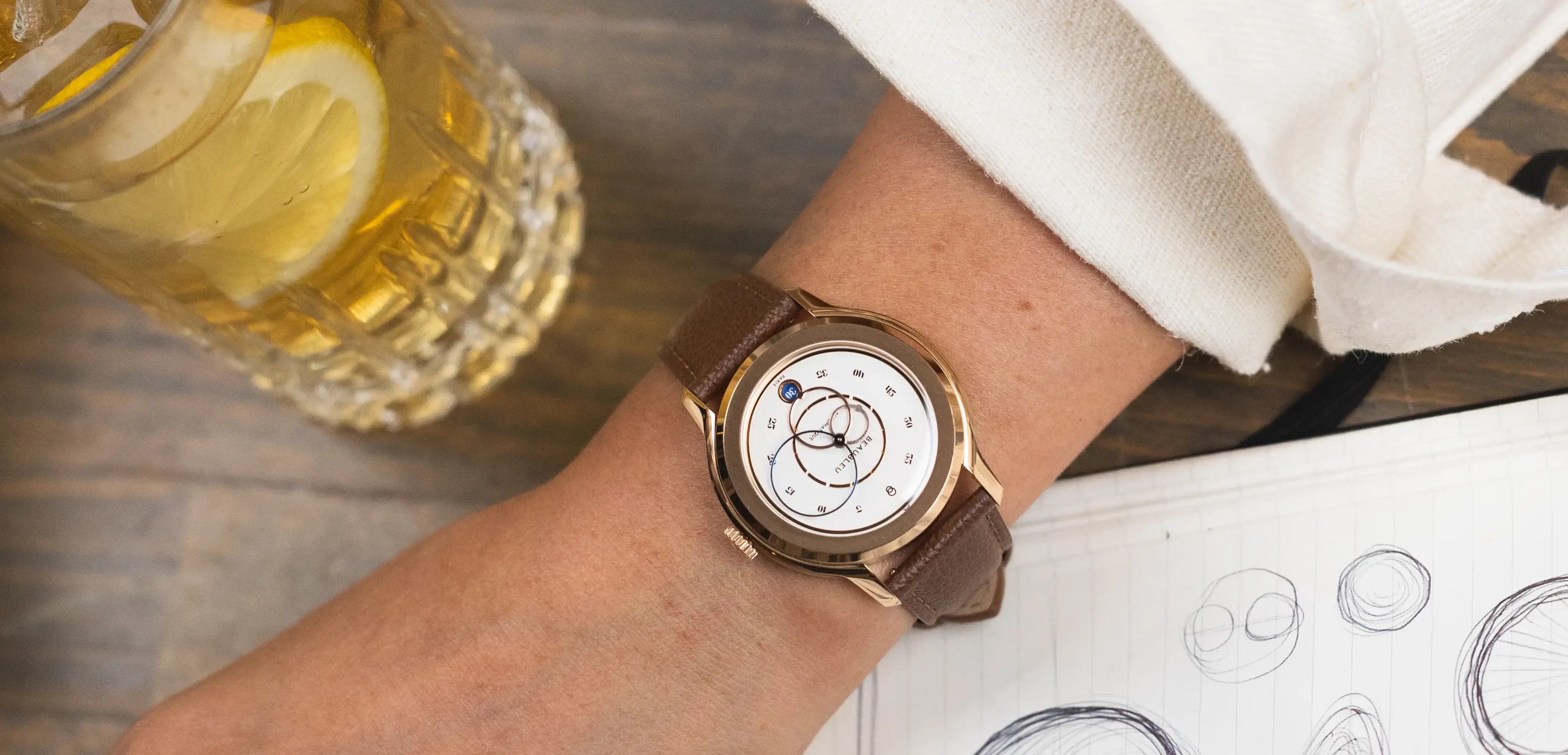 Montre automatique avec un boitier or rose et cadran blanc