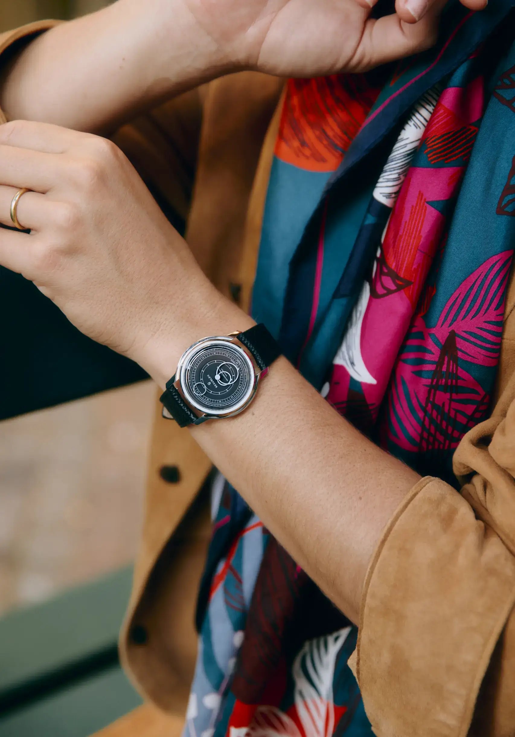 montre automatique 19.24 gris sur un poignet féminin