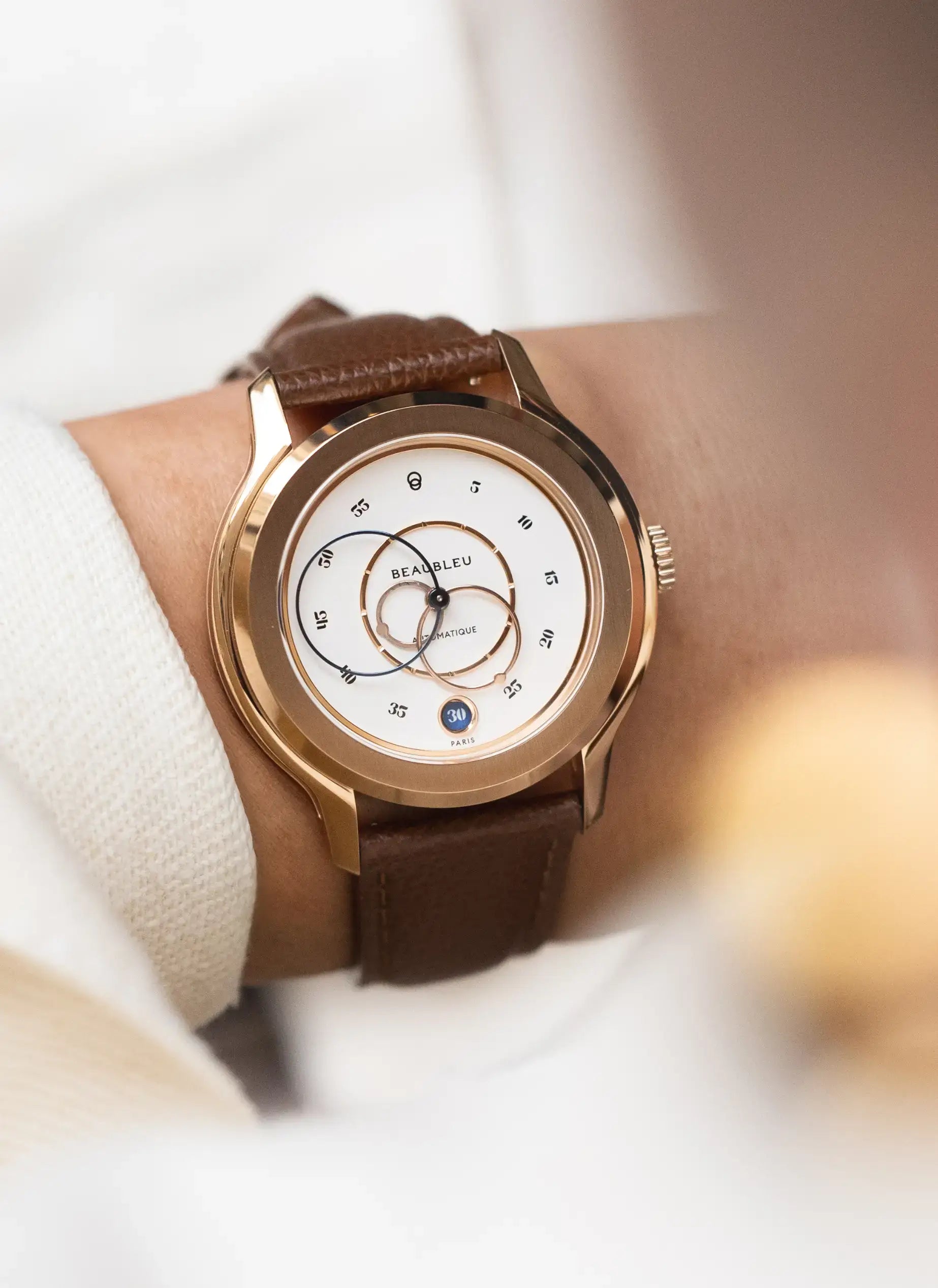 Beaubleu Ecce Lys au poignet d'une femme