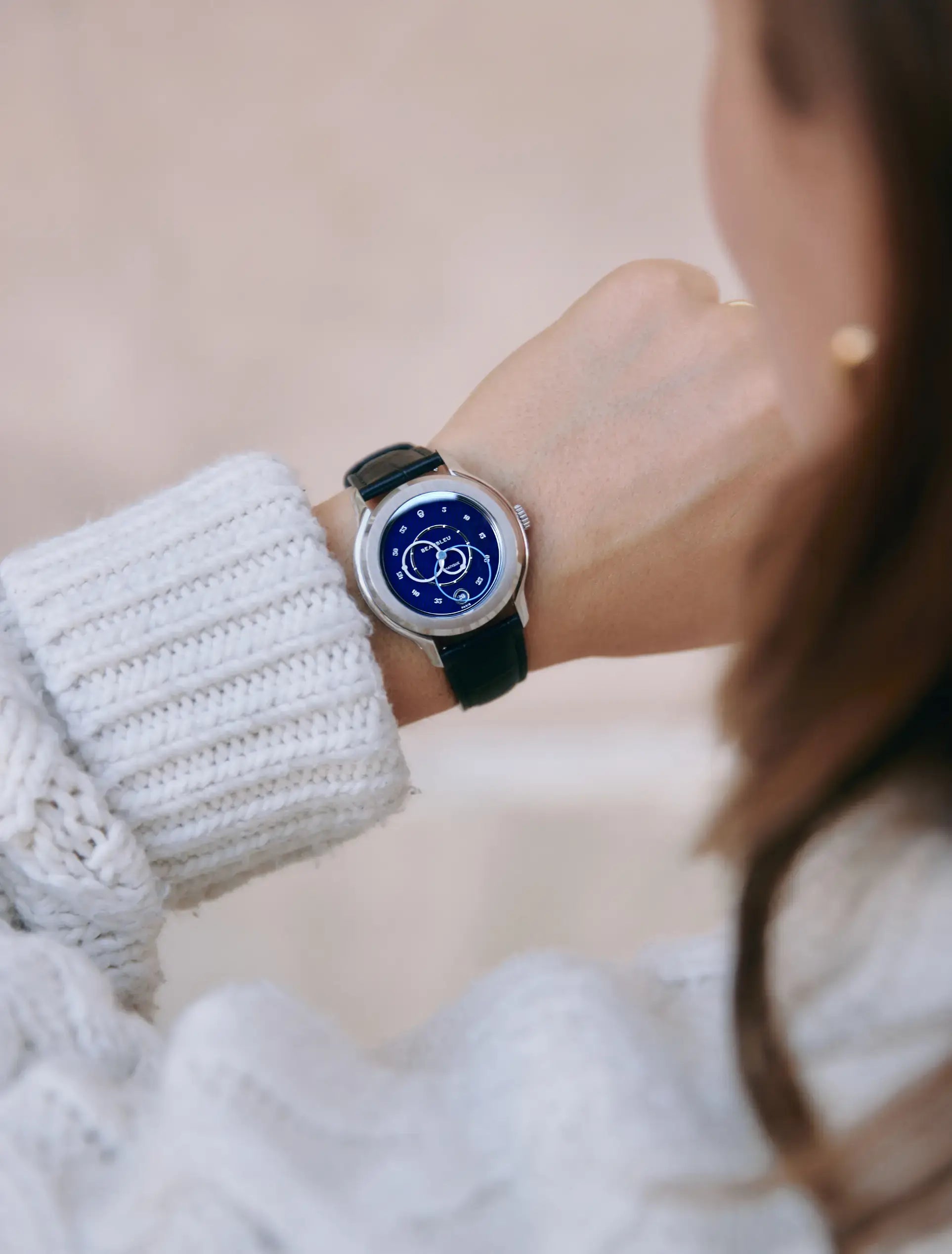 Ecce smalt portée sur un poignet de femme