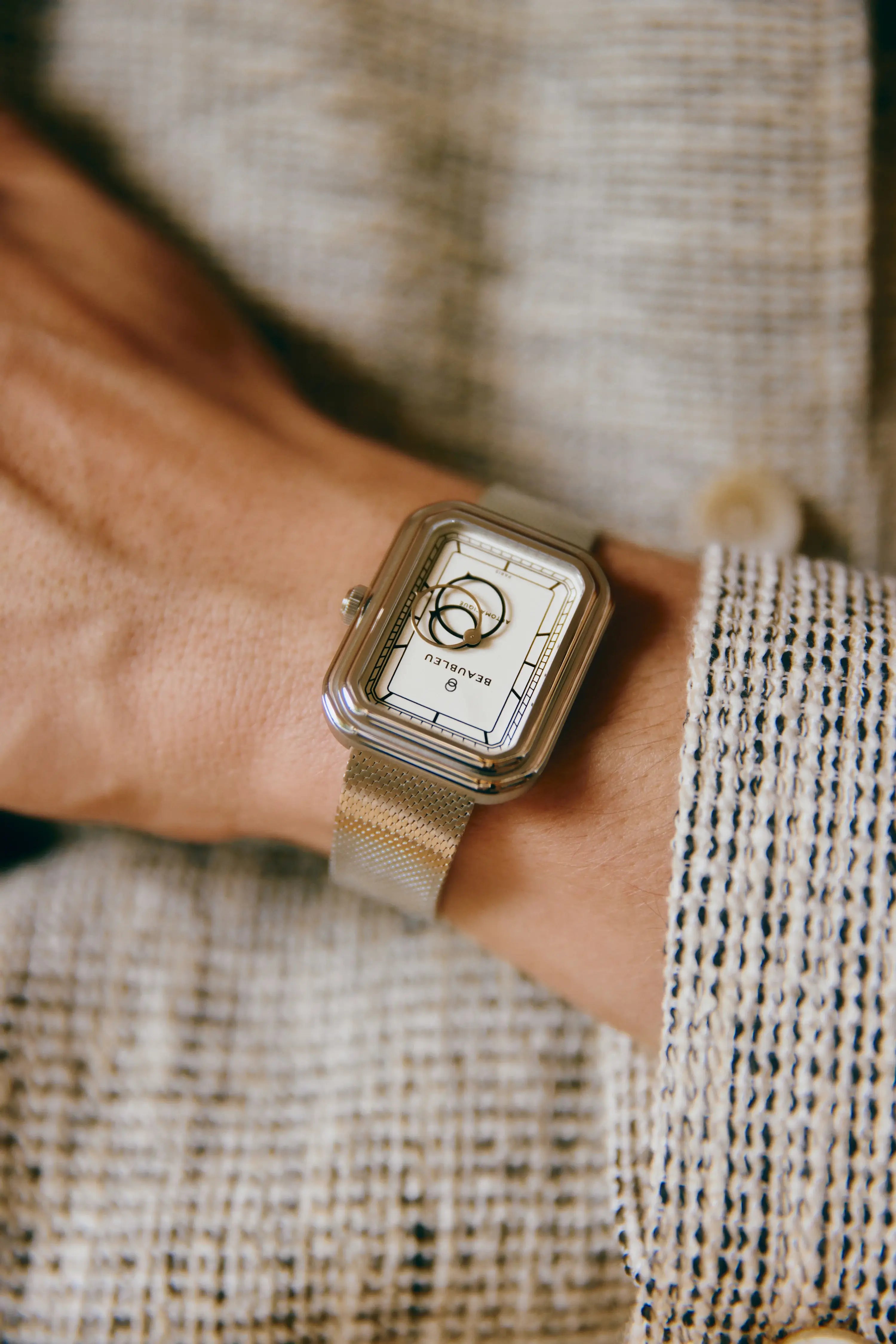 Montre automatique Ecce Figura Alba avec boitier en acier et bracelet acier, portée sur un poignet masculin