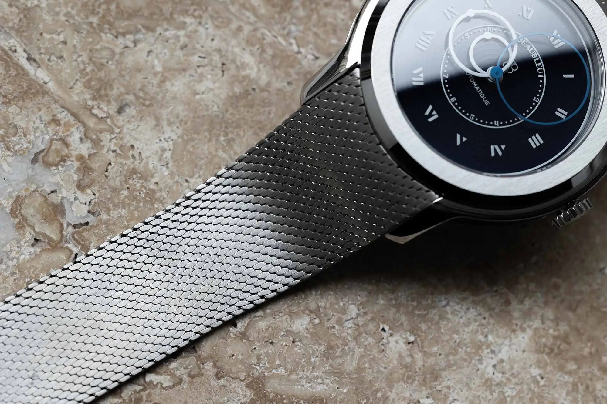 bracelet metal beaubleu sur travertin