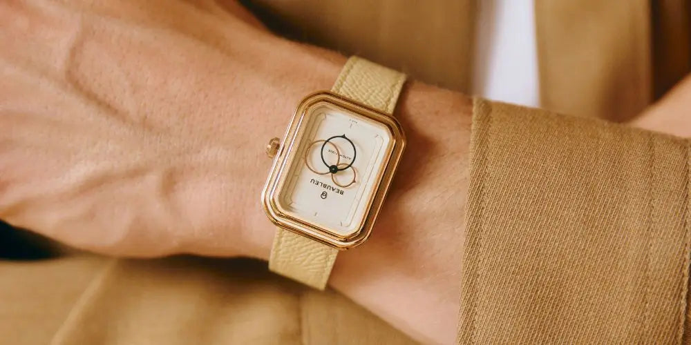 Zoom sur une montre automatique Ecce Figura Lys avec un bracelet couleur crème