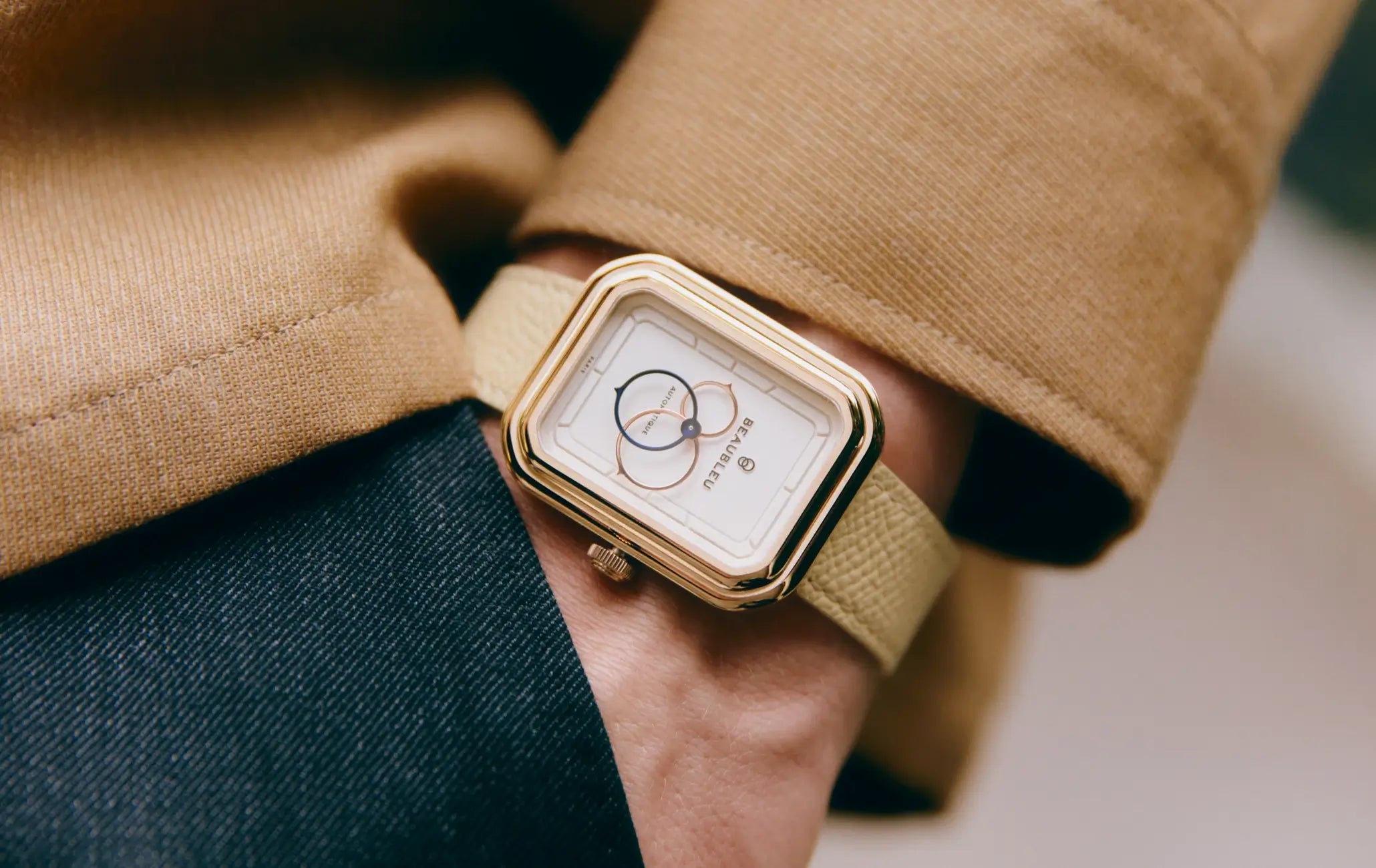 Montre automatique Figura Lys en acier or rose portée au poignet d’un homme