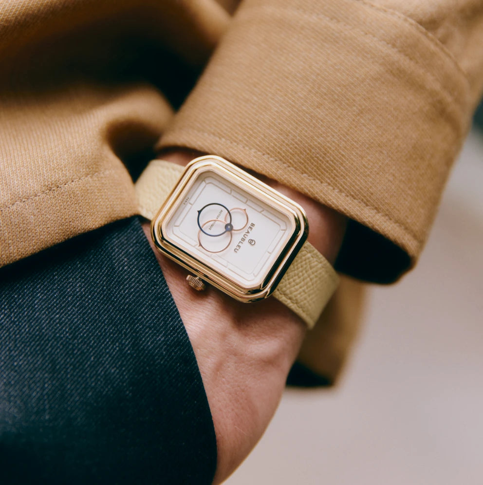 Ecce Figura Lys avec bracelet crème grainé, au poignet d'un homme