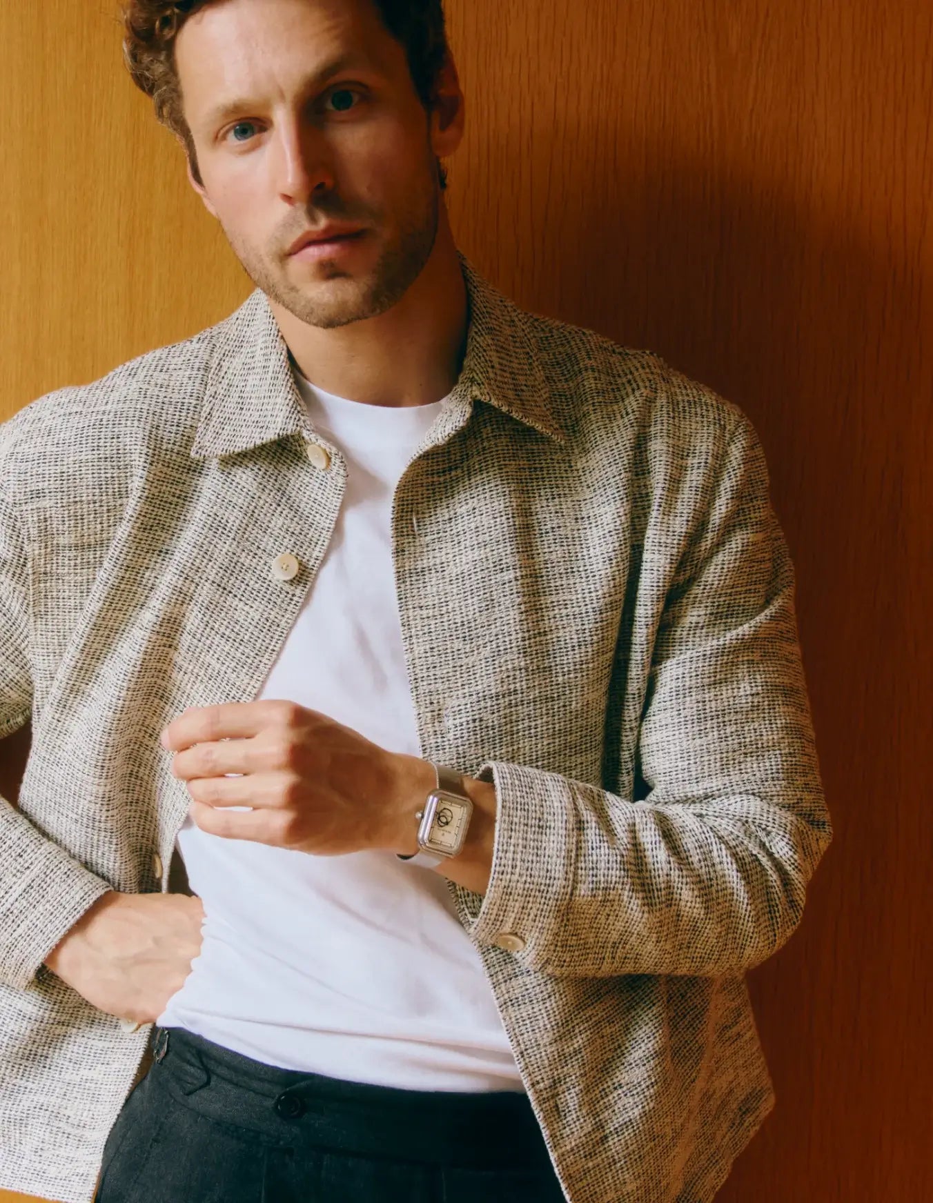 Montre automatique Ecce Figura Alba au poignet d'un homme