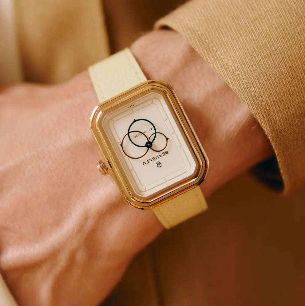 Montre automatique Beaubleu Ecce Figura Lys portée sur un poignet d'homme