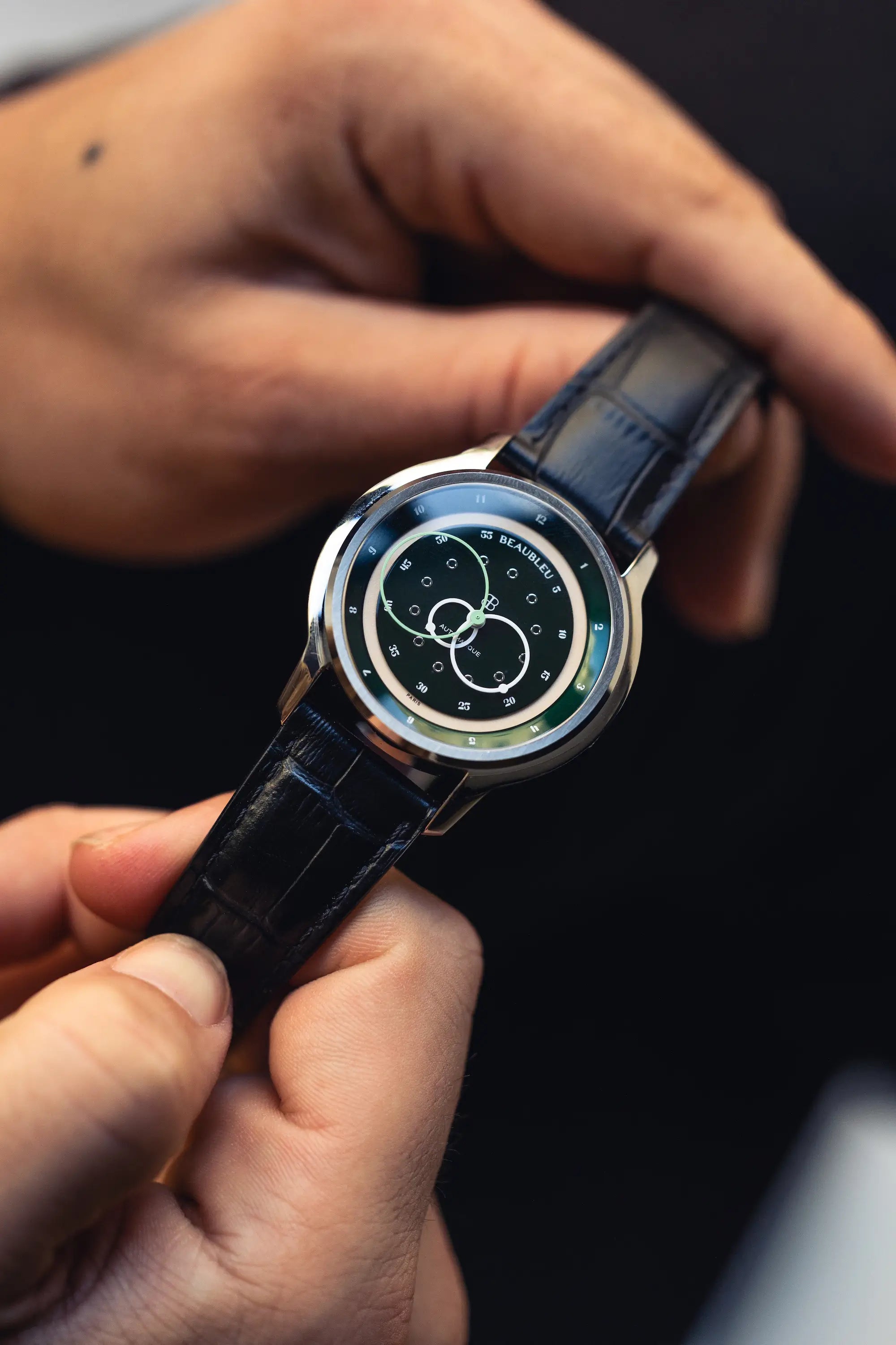 GMT verte en train d'être manipulée