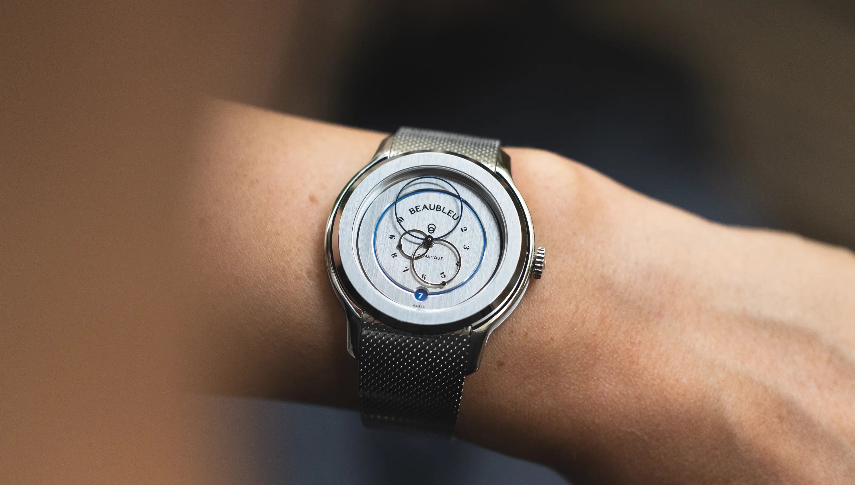 montre ecce vesperal au poignet