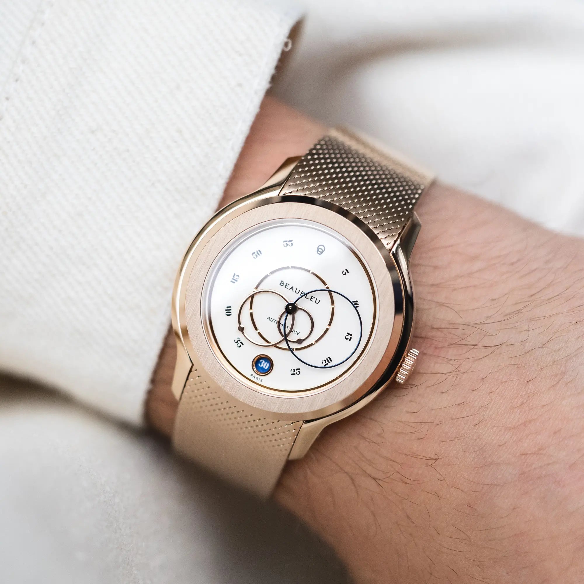 Beaubleu Ecce lys avec bracelet en acier or rose au poignet d'un homme