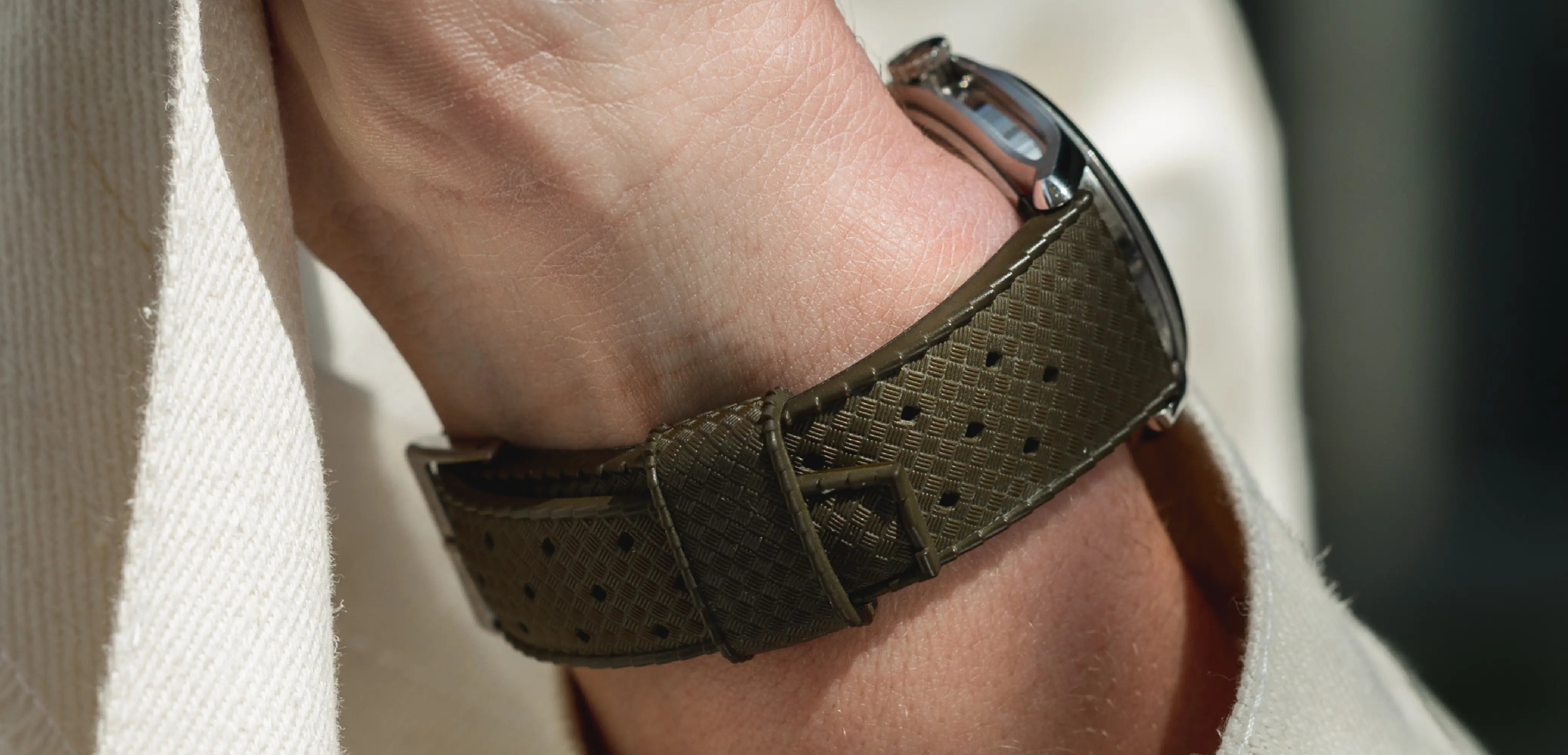 Vitruve GMT verte au poignet bracelet tropic