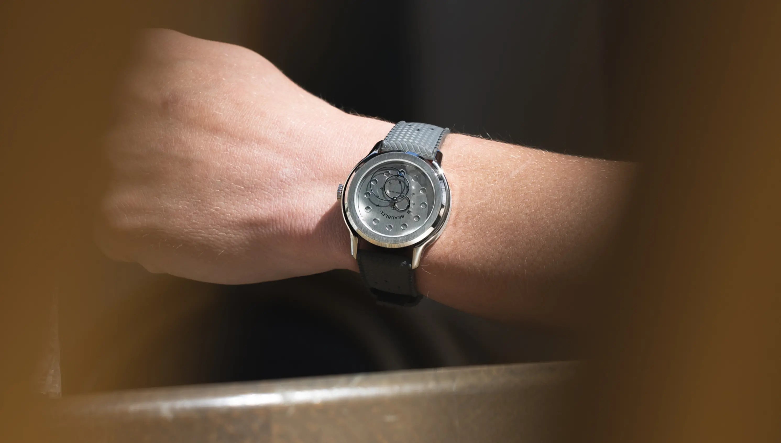 Vitruve Date acier au poignet bracelet tropic