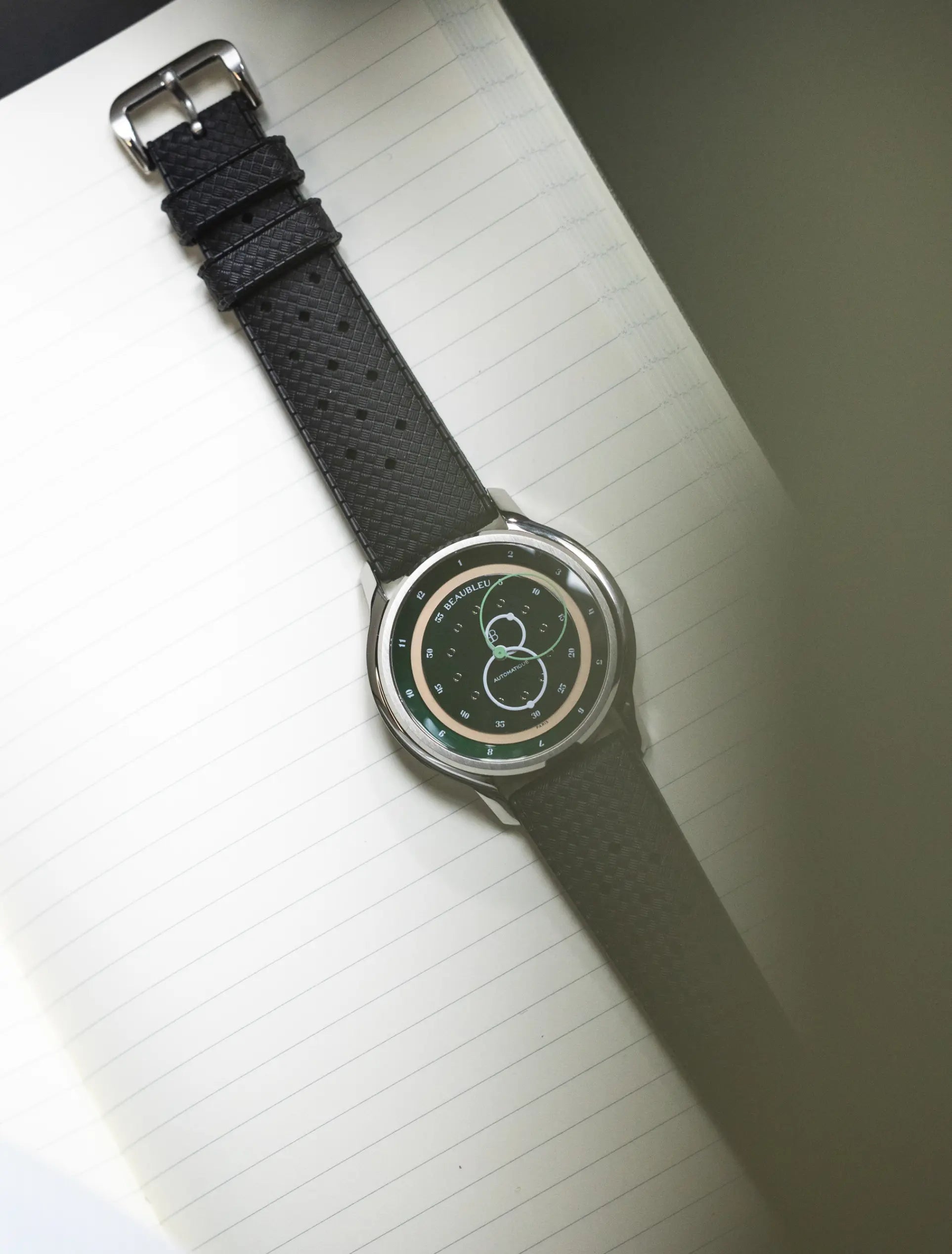 Montre Vitruve GMT vert bracelet tropic sur carnet