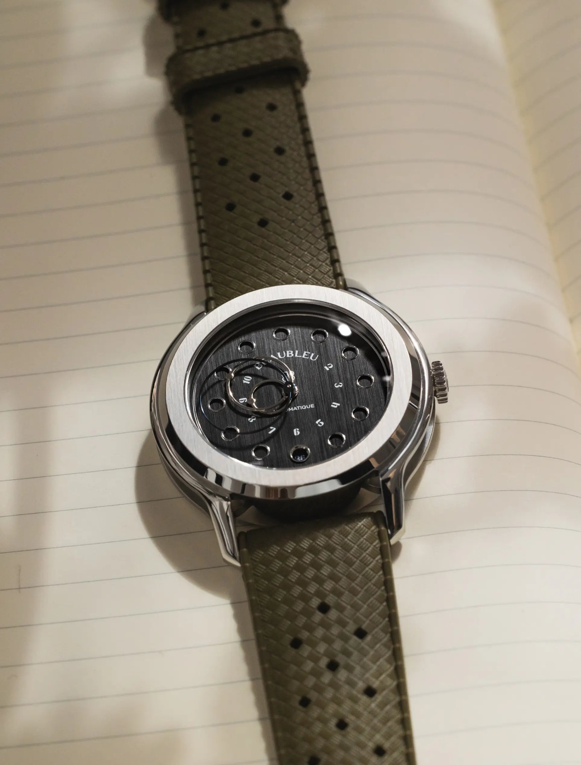 Vitruve date noir sur bracelet tropic et carnet de note