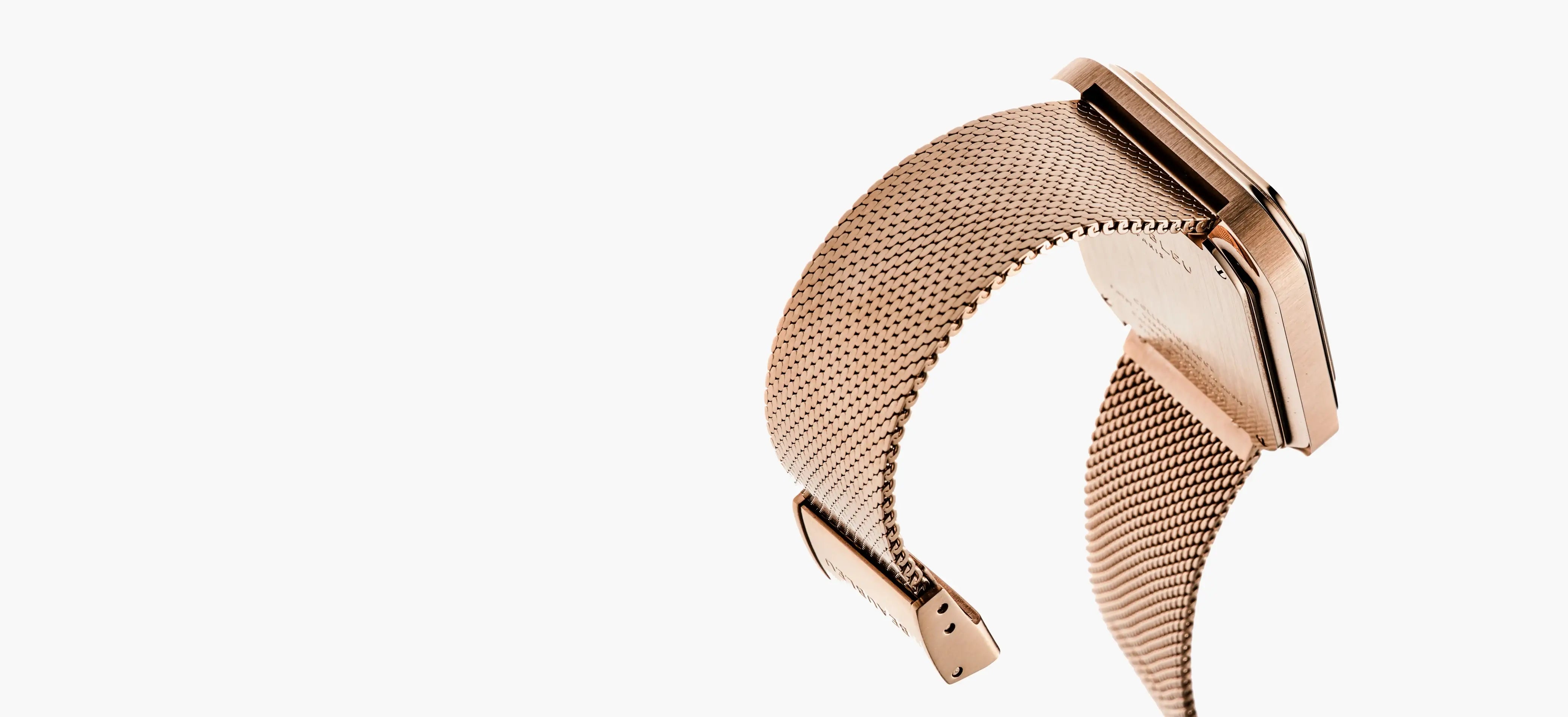 Vue arrière d’un boîtier en acier or rose, montrant la finition brossée