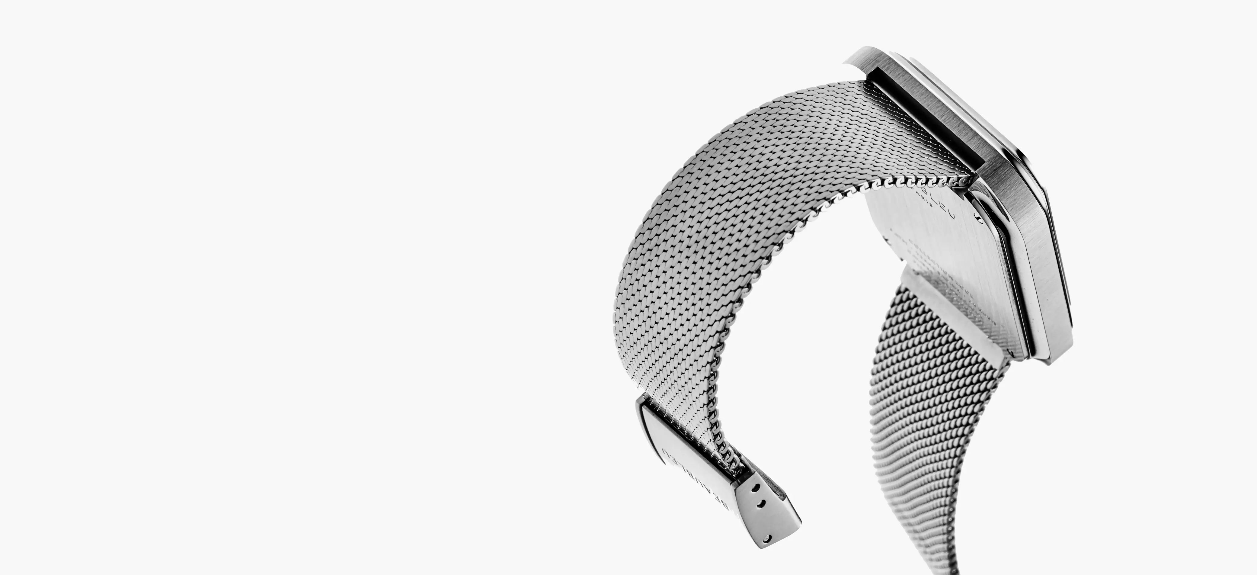 Vue arrière d’un boîtier en acier, montrant la finition brossée