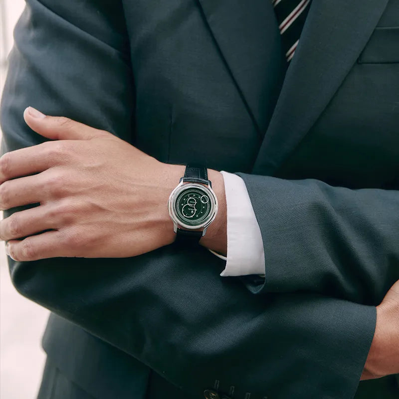 Montre Beaubleu La Pièce Olive avec bracelet acier portée sur un poignet masculin