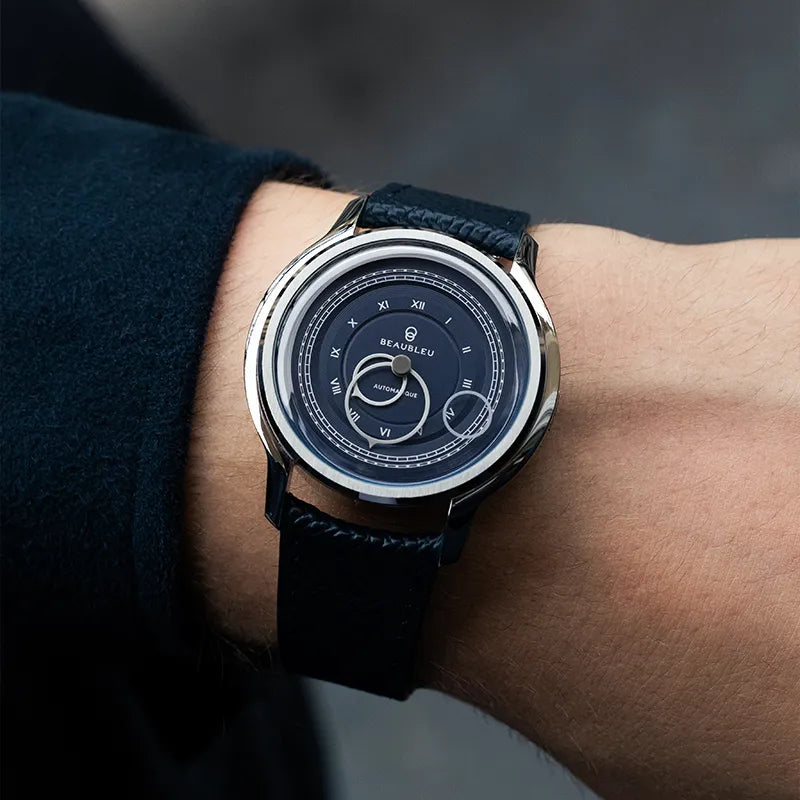 Montre Beaubleu La Pièce Empire avec bracelet cuir grainé portée au poignet