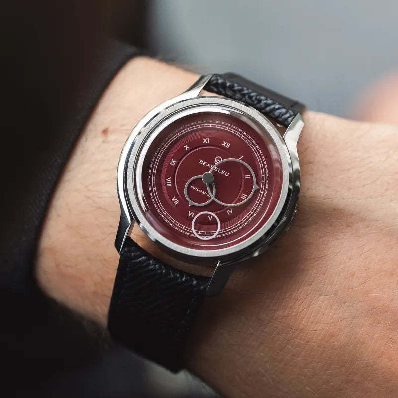 Montre Beaubleu La Pièce cadran lie de vin avec bracelet cuir grainé portée au poignet