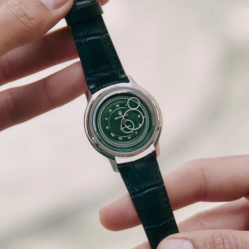 Montre La Pièce Olive de Beaubleu avec bracelet cuir caiman tenue dans les mains