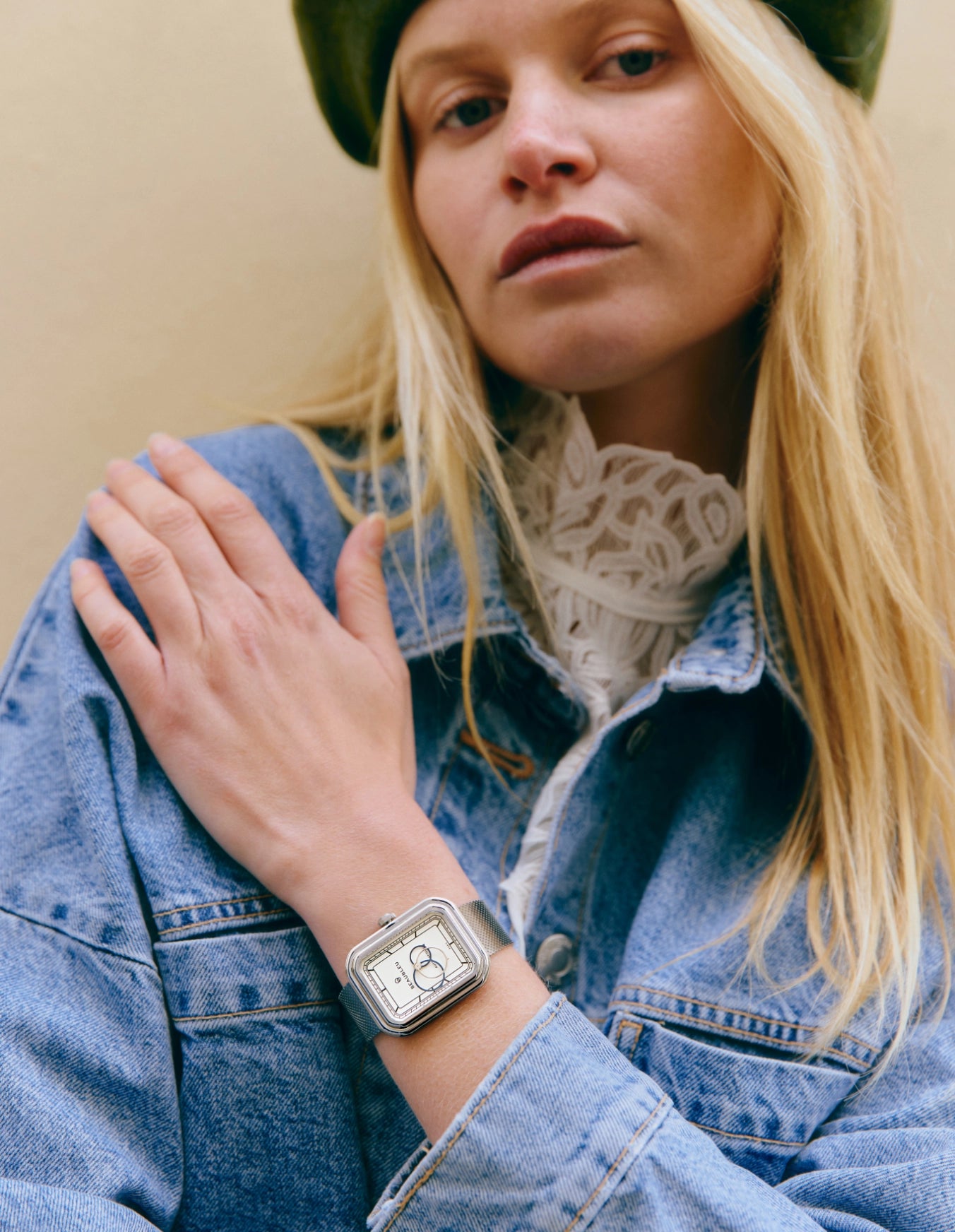 Montre automatique Ecce Figura Alba au poignet d'une femme dans la rue