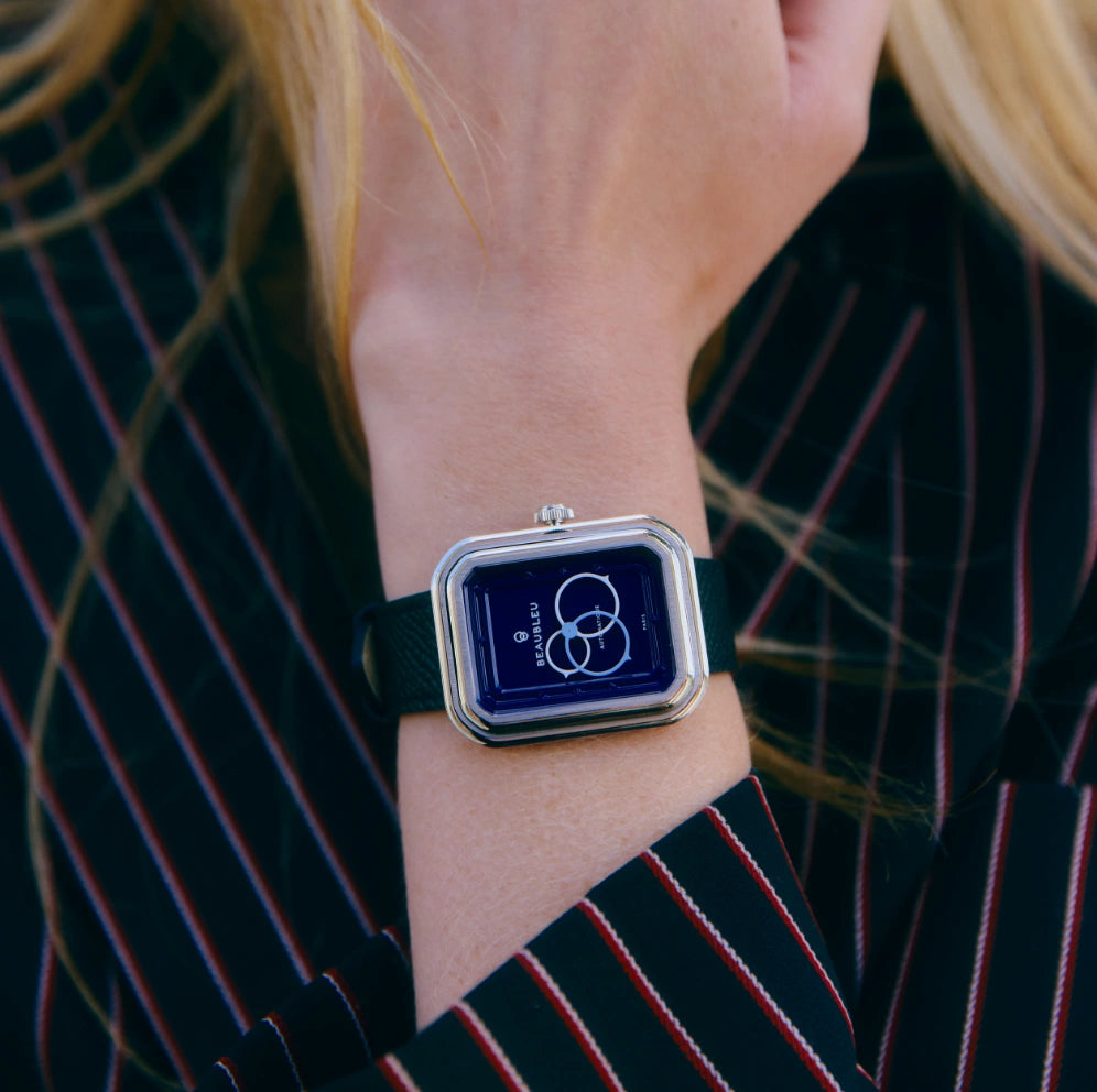 Gros plan sur la montre automatique Ecce Figura Smalt portée au poignet d’une femme