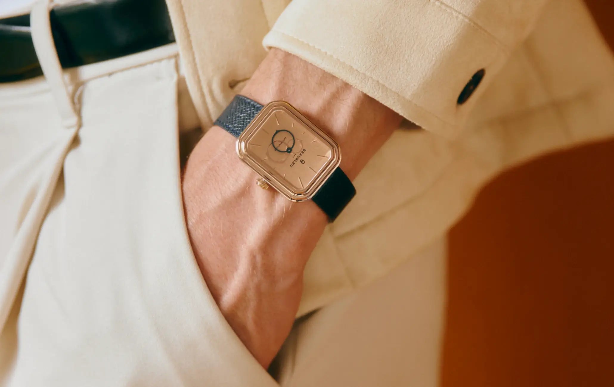 Montre automatique Figura Sienna en or rose portée au poignet d’un homme