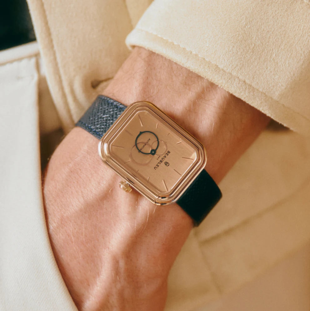 Montre automatique Ecce Figura Sienna portée au poignet d’un homme