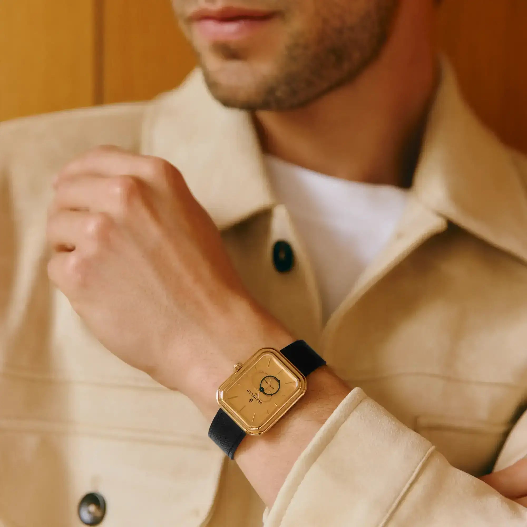 Montre Ecce Figura Sienna au poignet d'une homme avec un bracelet noir grainé