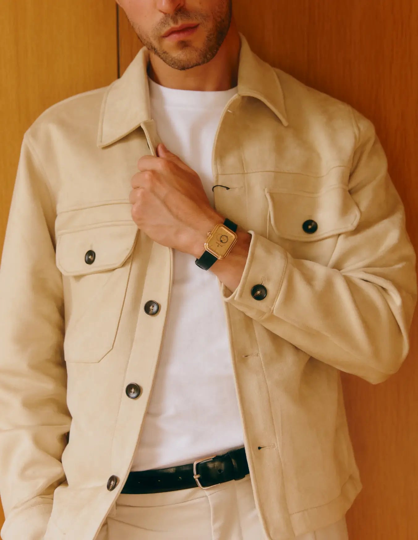 Homme debout, portant une montre Figura Sienna en or rose