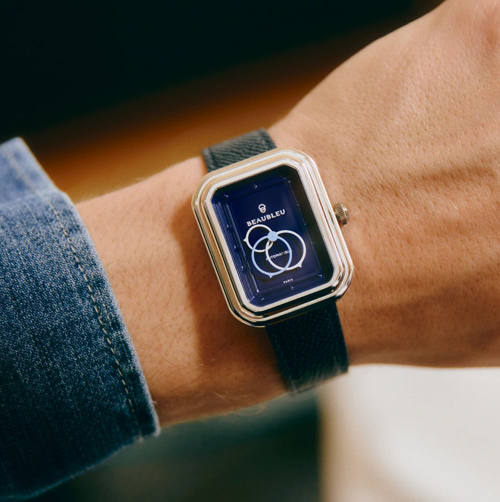 Montre automatique Beaubleu Ecce Figura Smalt portée sur un poignet d'homme