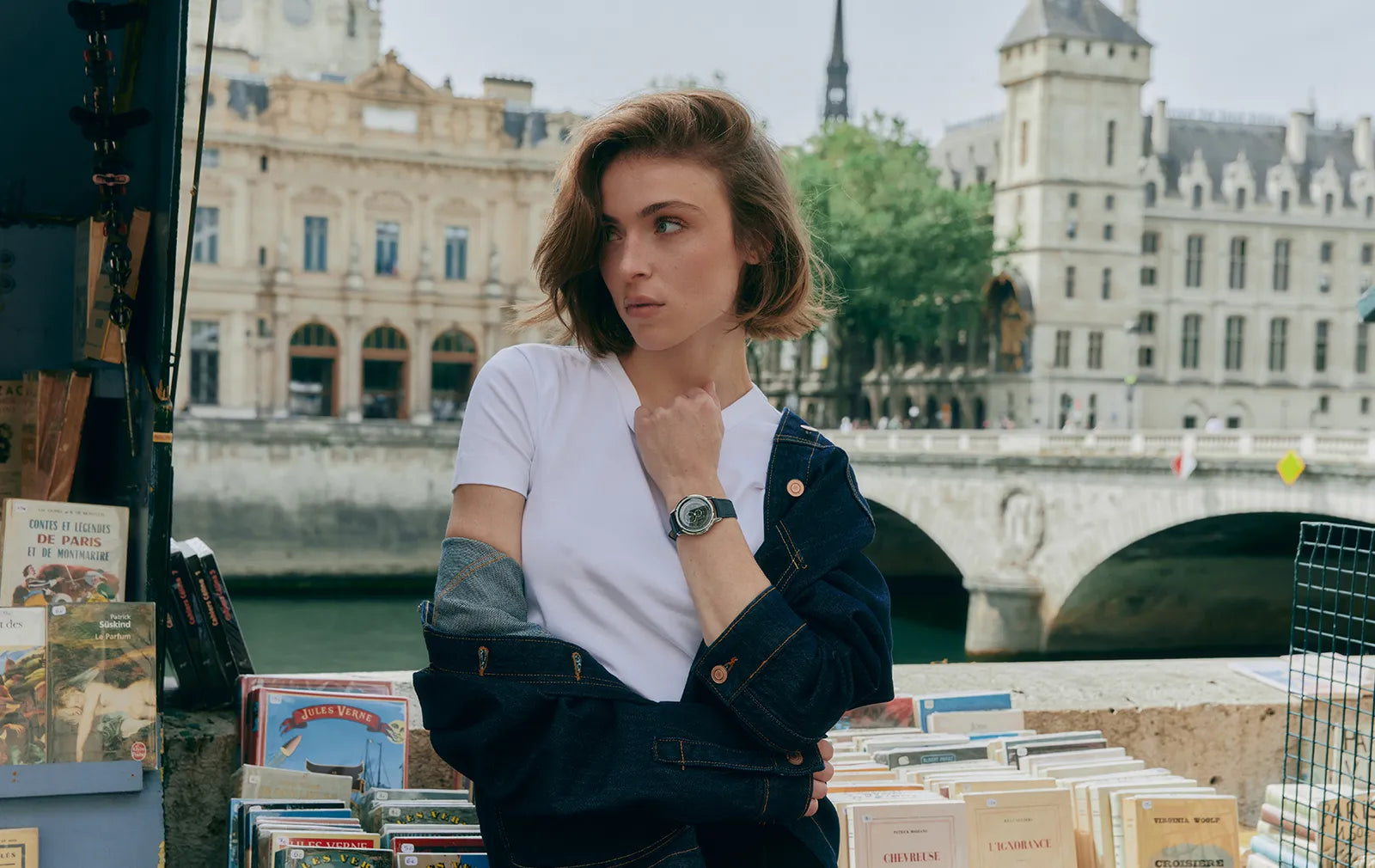 Femme à Paris portant une montre Beaubleu devant les quais de Seine