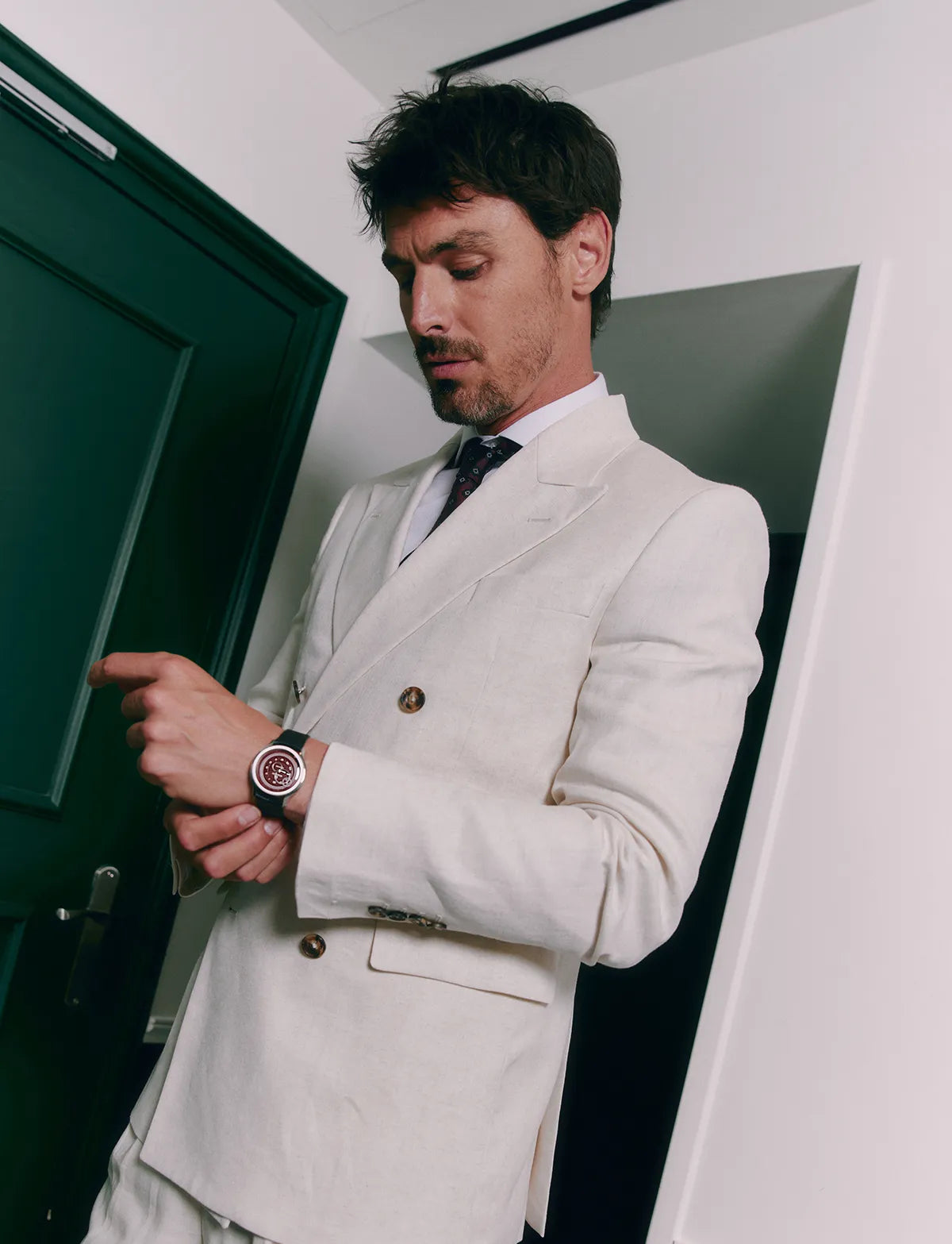 Homme en costume beige portant la montre Beaubleu La Pièce Lie de Vin