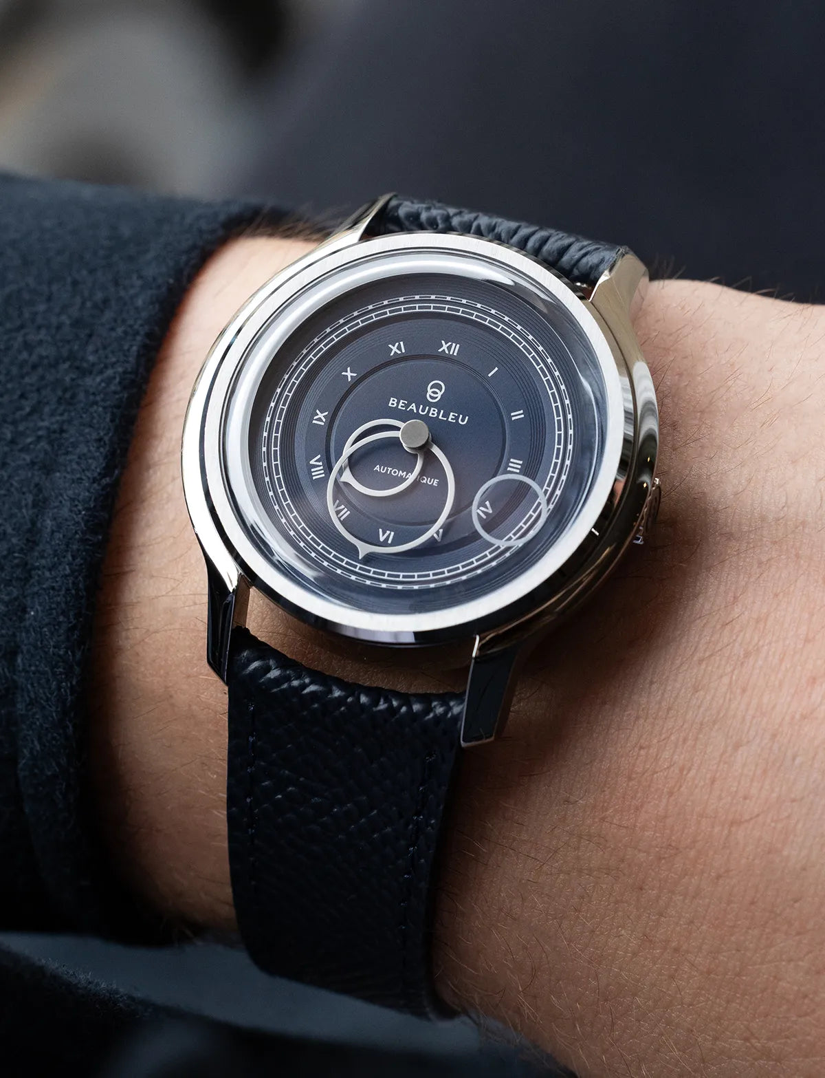 Montre Beaubleu au cadran bleu portée au poignet avec bracelet en cuir bleu grainé