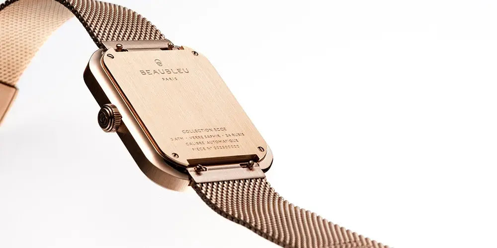 Gros plan sur le fond de boite d'une montre Beaubleu Ecce Figura en or rose