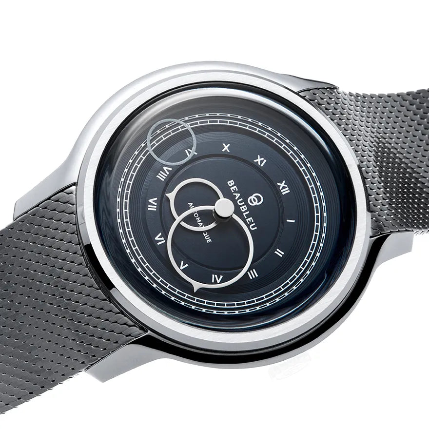 Gros plan sur une montre Beaubleu au cadran bleu avec bracelet en maille