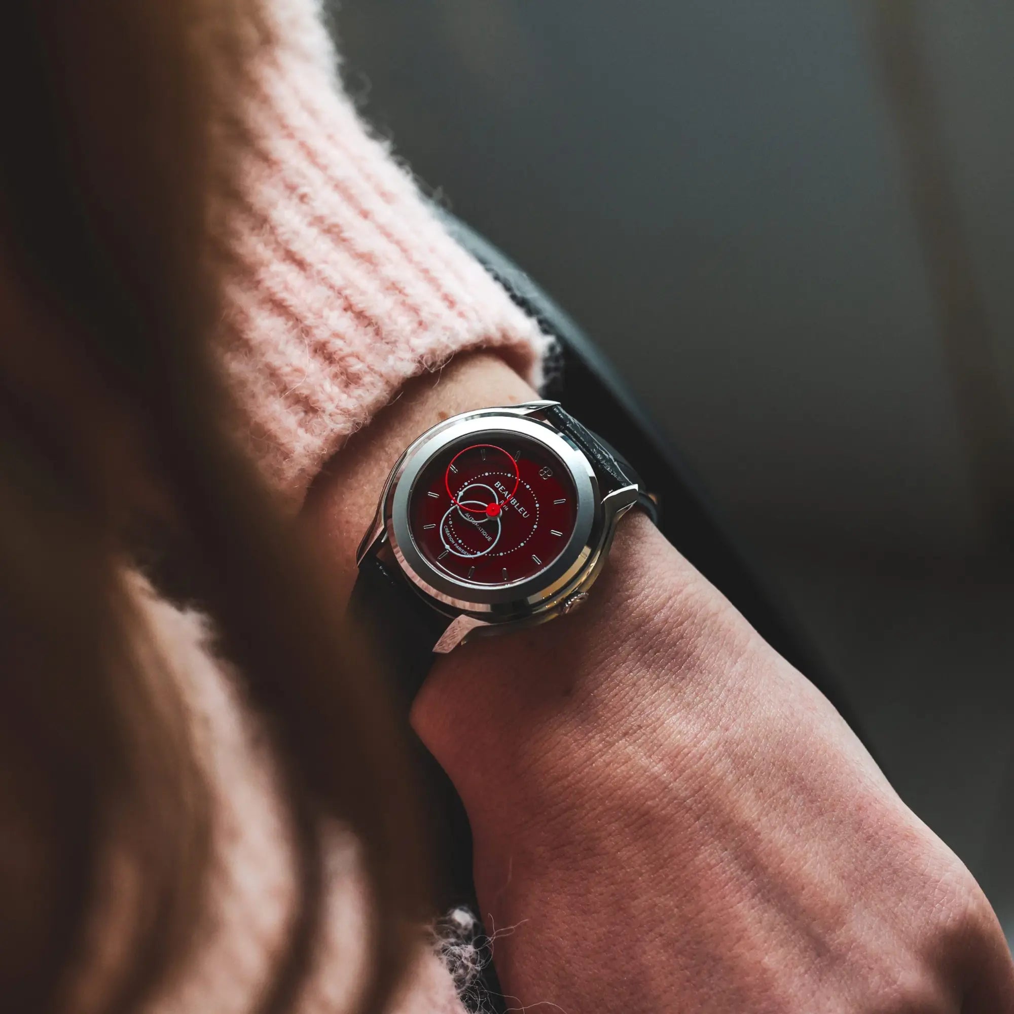 Montre brio vermillon au poignet d'une femme