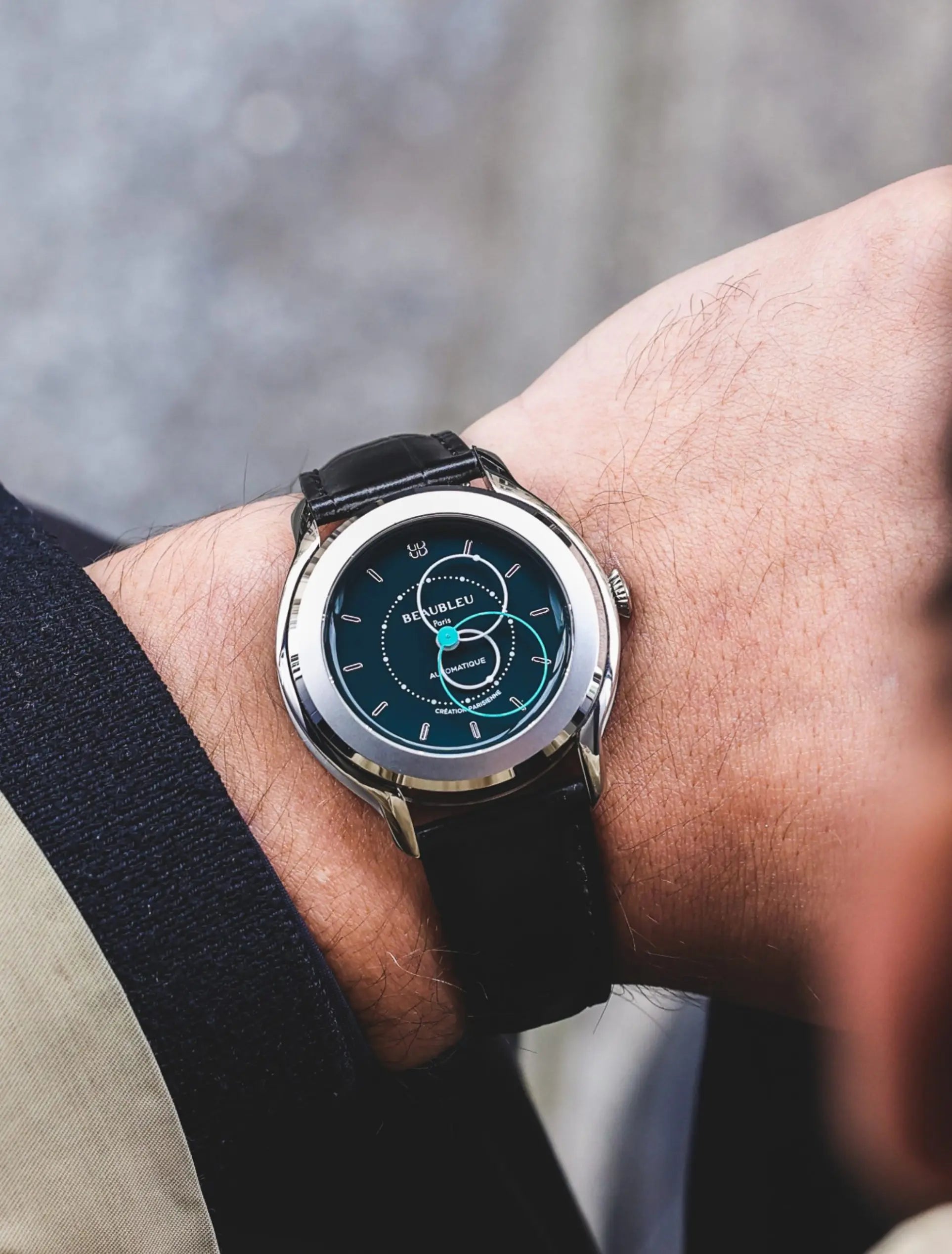 Montre brio verte au poignet d'un homme