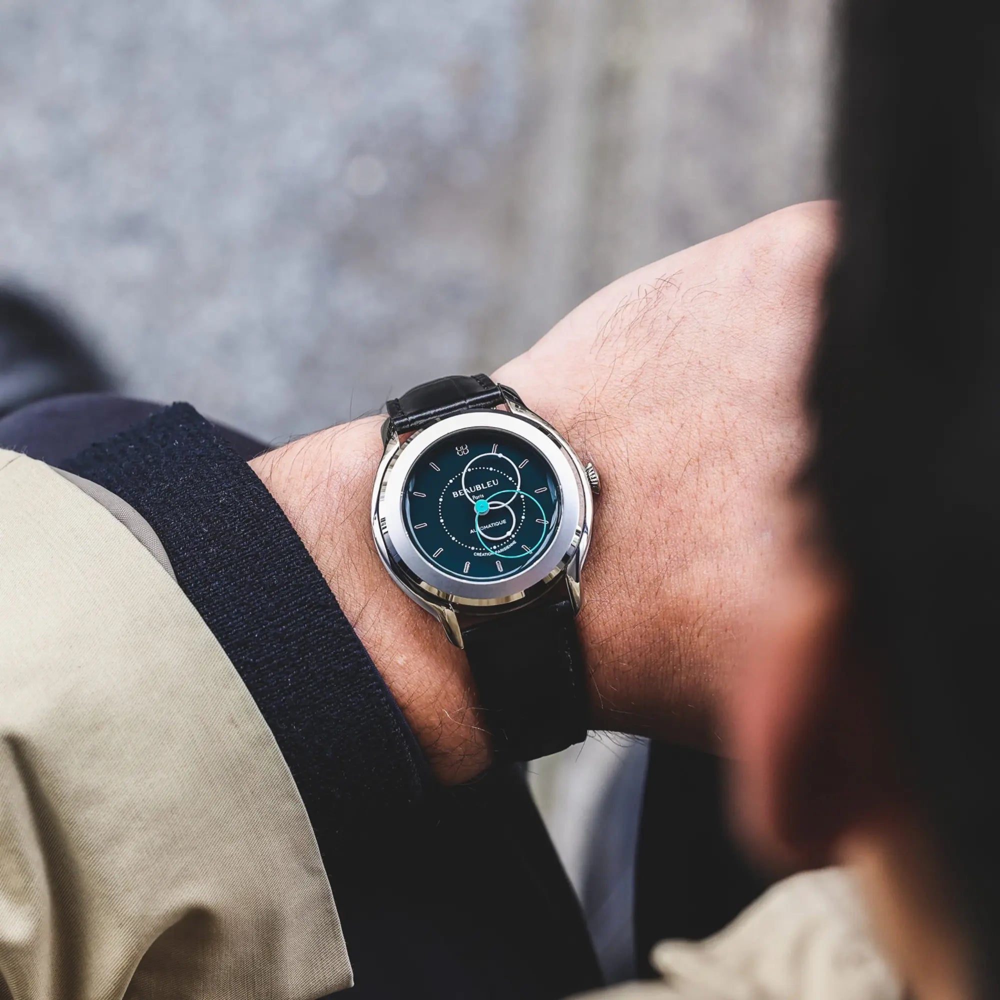 Montre brio verte au poignet d'un homme