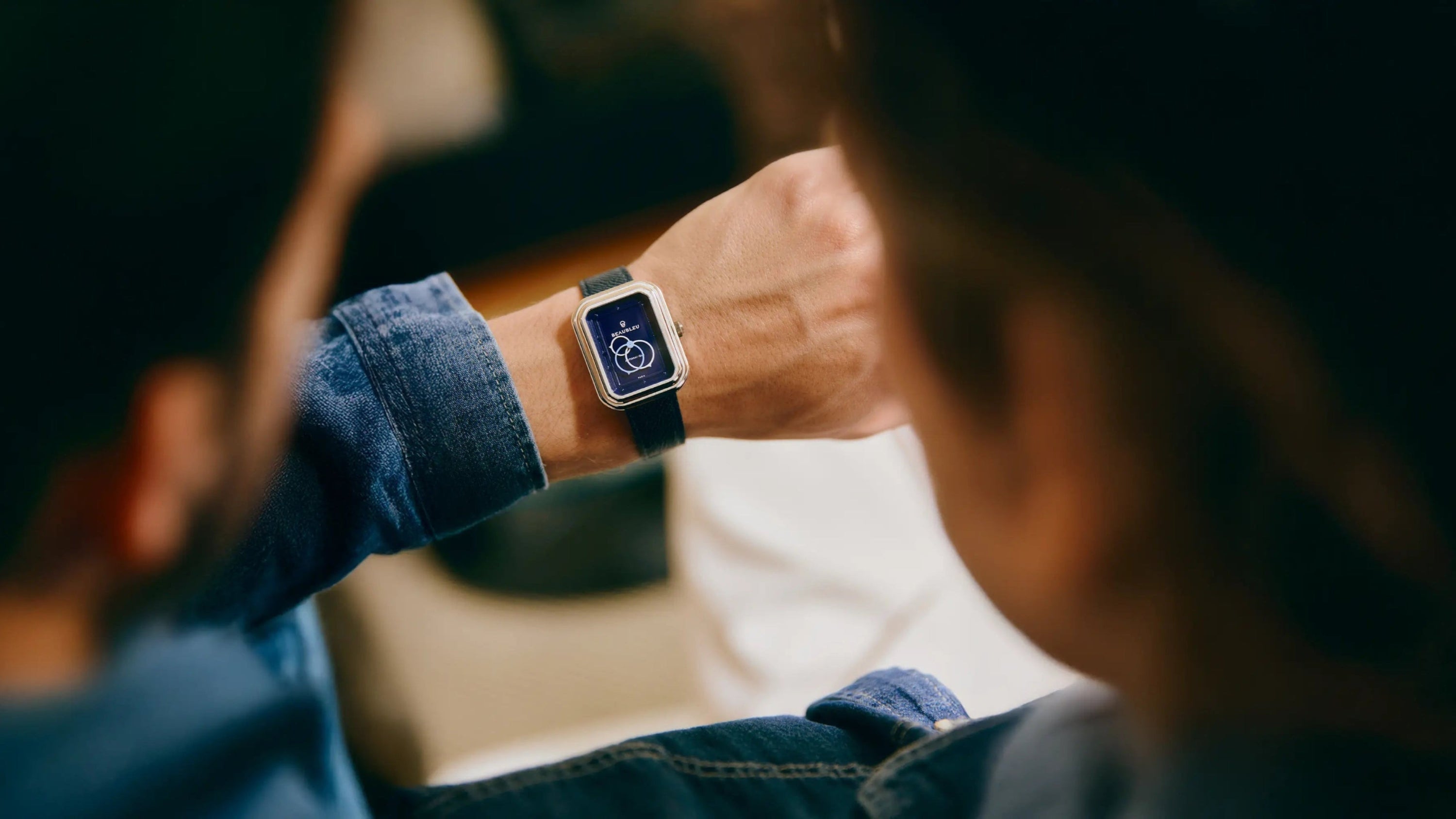 Montre Ecce Figura Smalt portée par une personne en chemise en jean