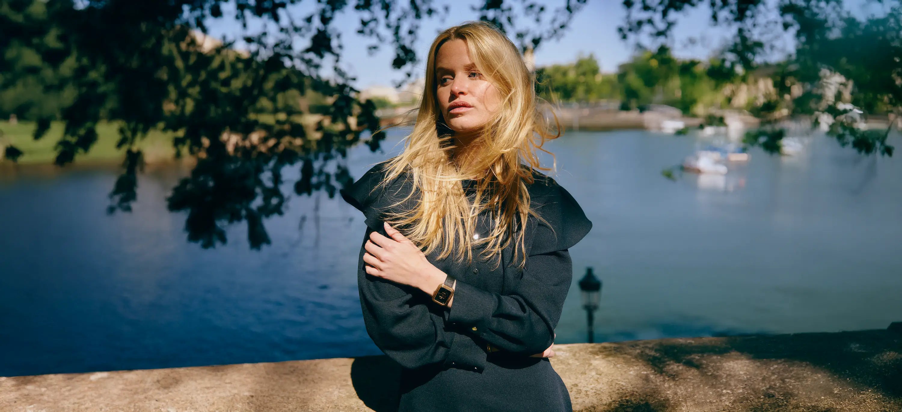Femme sur les quais de Seine à Paris portant une montre Beaubleu, modèle Ecce Figura Onyx